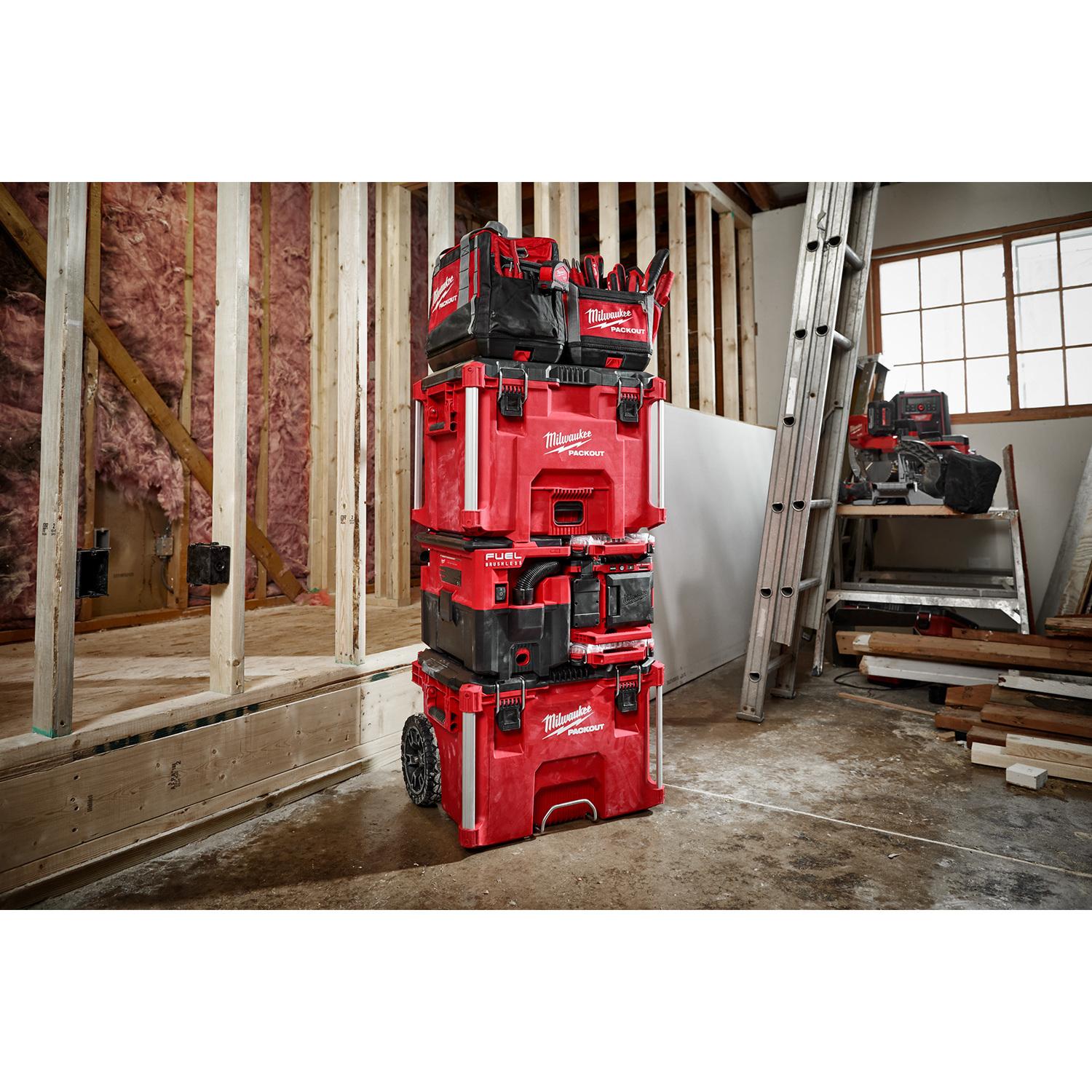 Milwaukee PACKOUT 22 in. XL Tool Box Black/Red