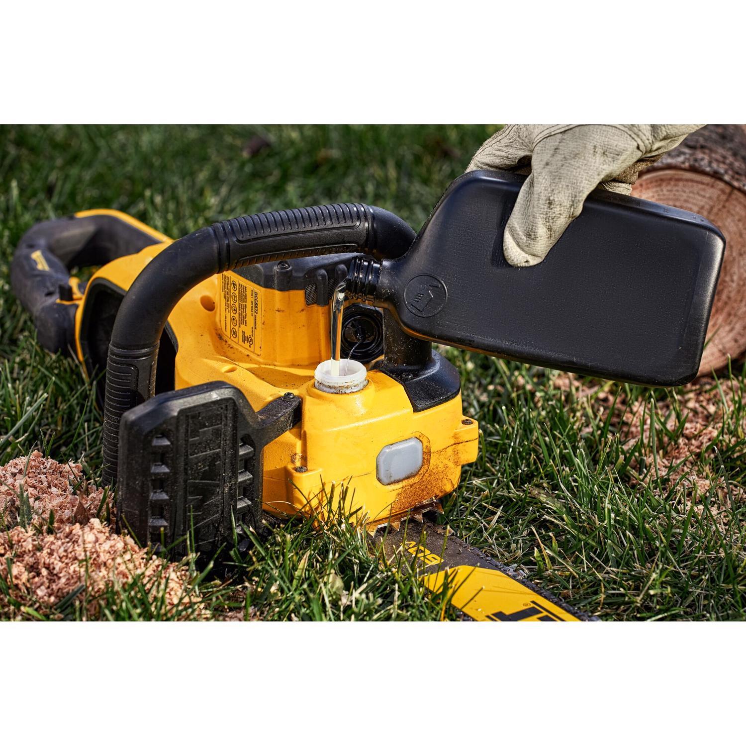 DeWalt 60V MAX DCCS672X1 18 in. 40.9 cc 60 V Battery Chainsaw Kit (Battery & Charger)