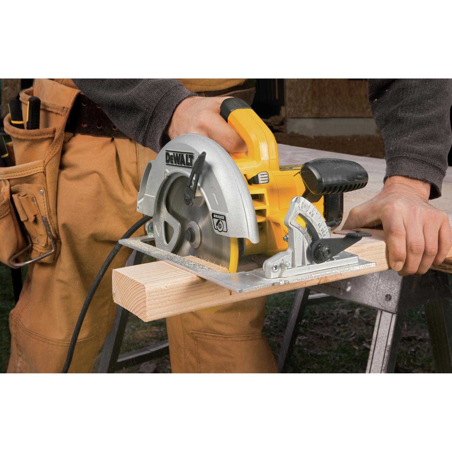 DeWalt 15 amps 7-1/4 in. Corded Lightweight Circular Saw