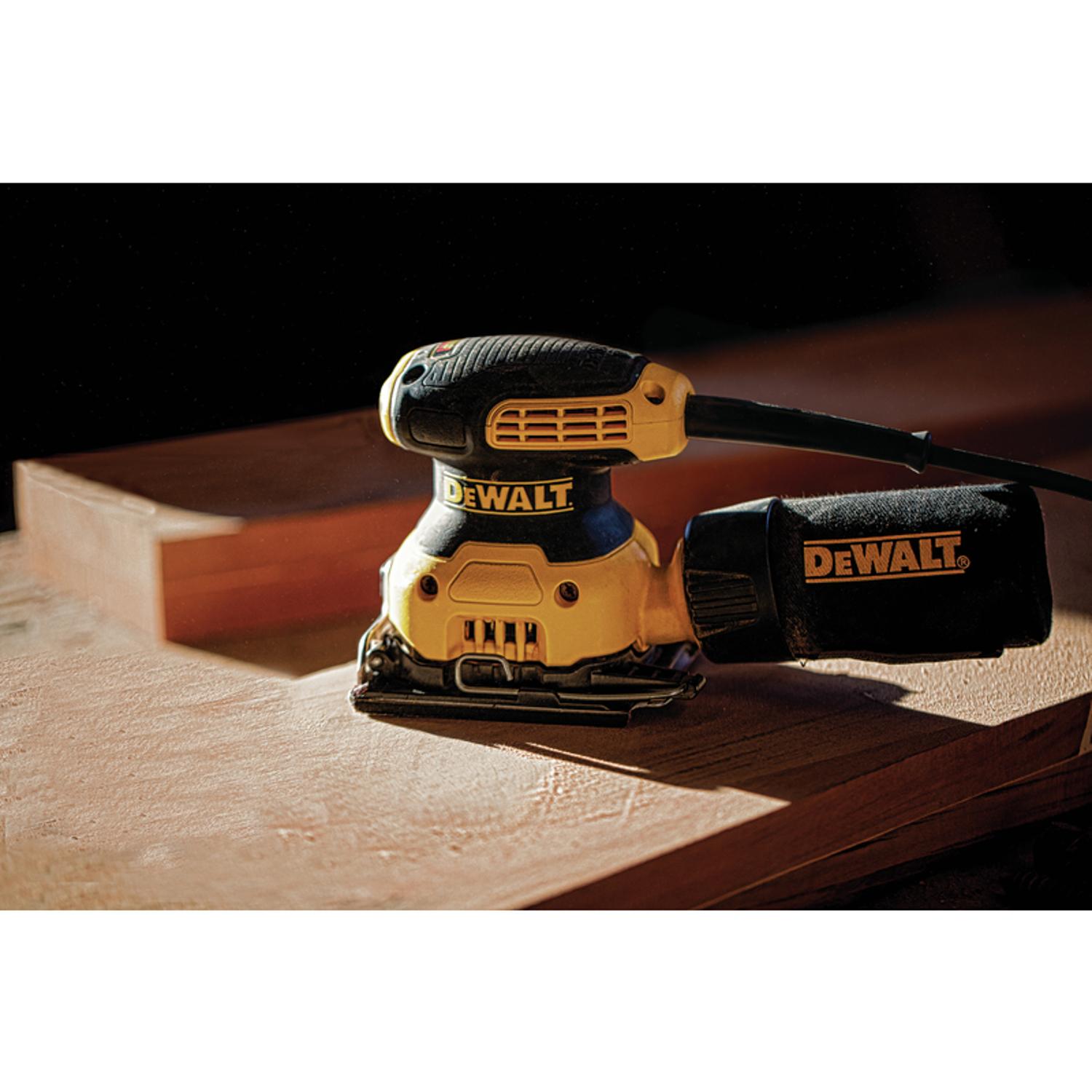 DeWalt Corded 2.3 amps 1/4 Sheet Sander