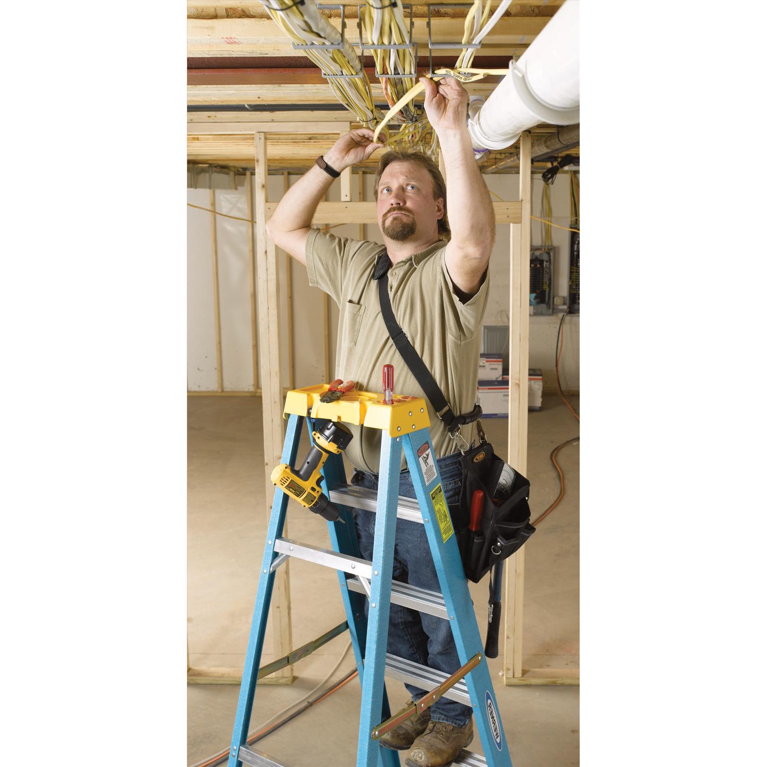 Werner 6 ft. H Fiberglass Step Ladder Type I 250 lb. capacity