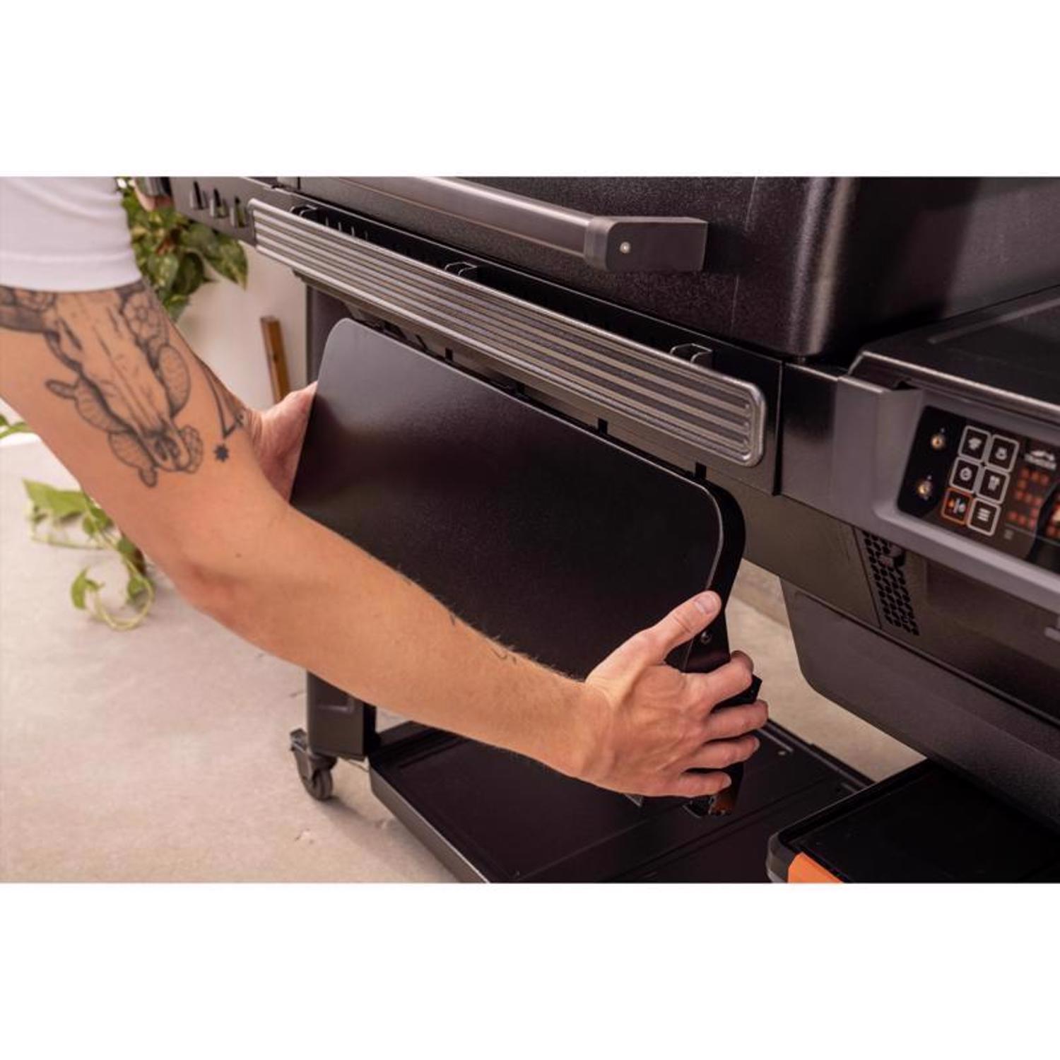Traeger Woodridge Pro Wood Pellet WiFi Grill Black