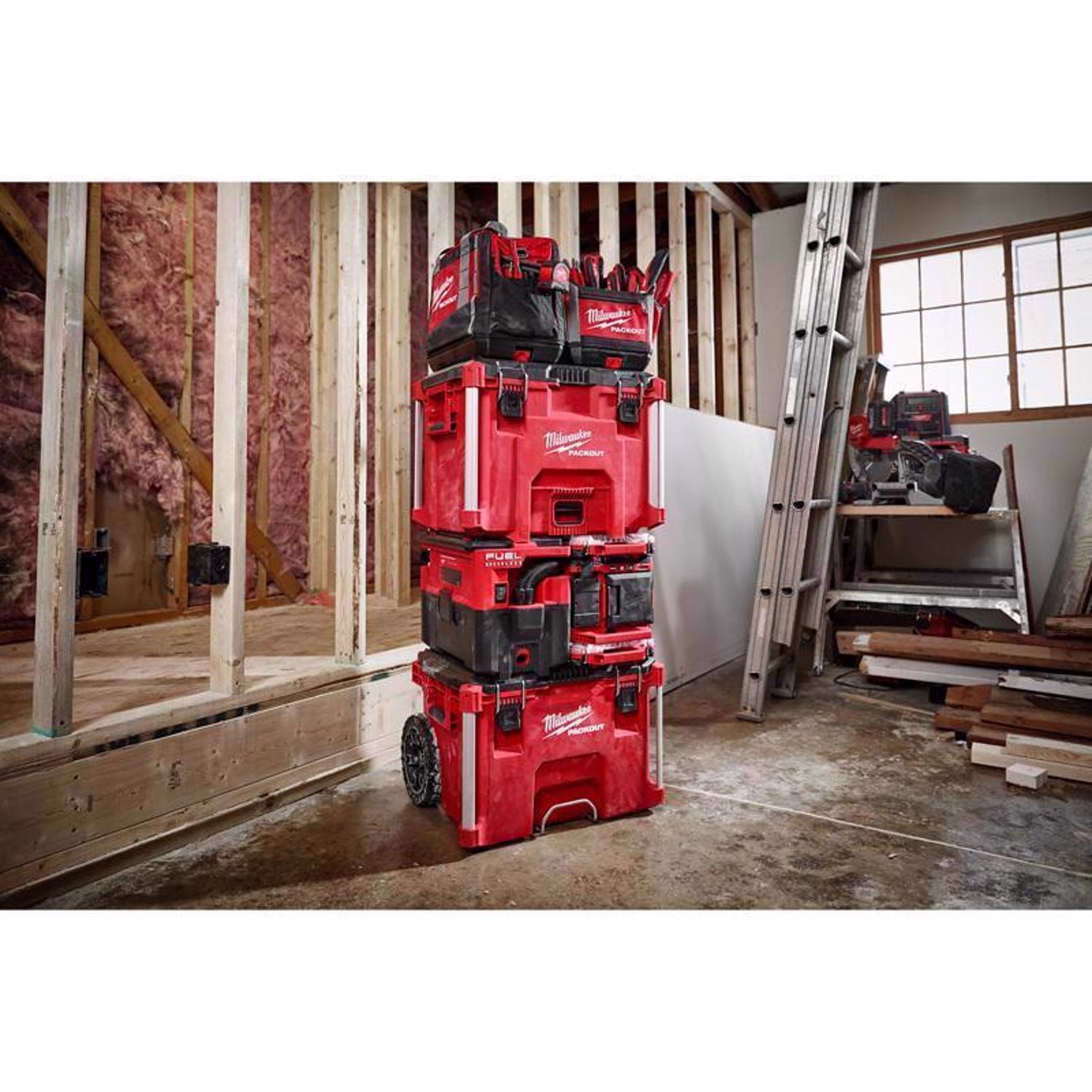Milwaukee PACKOUT 22 in. XL Tool Box Black/Red