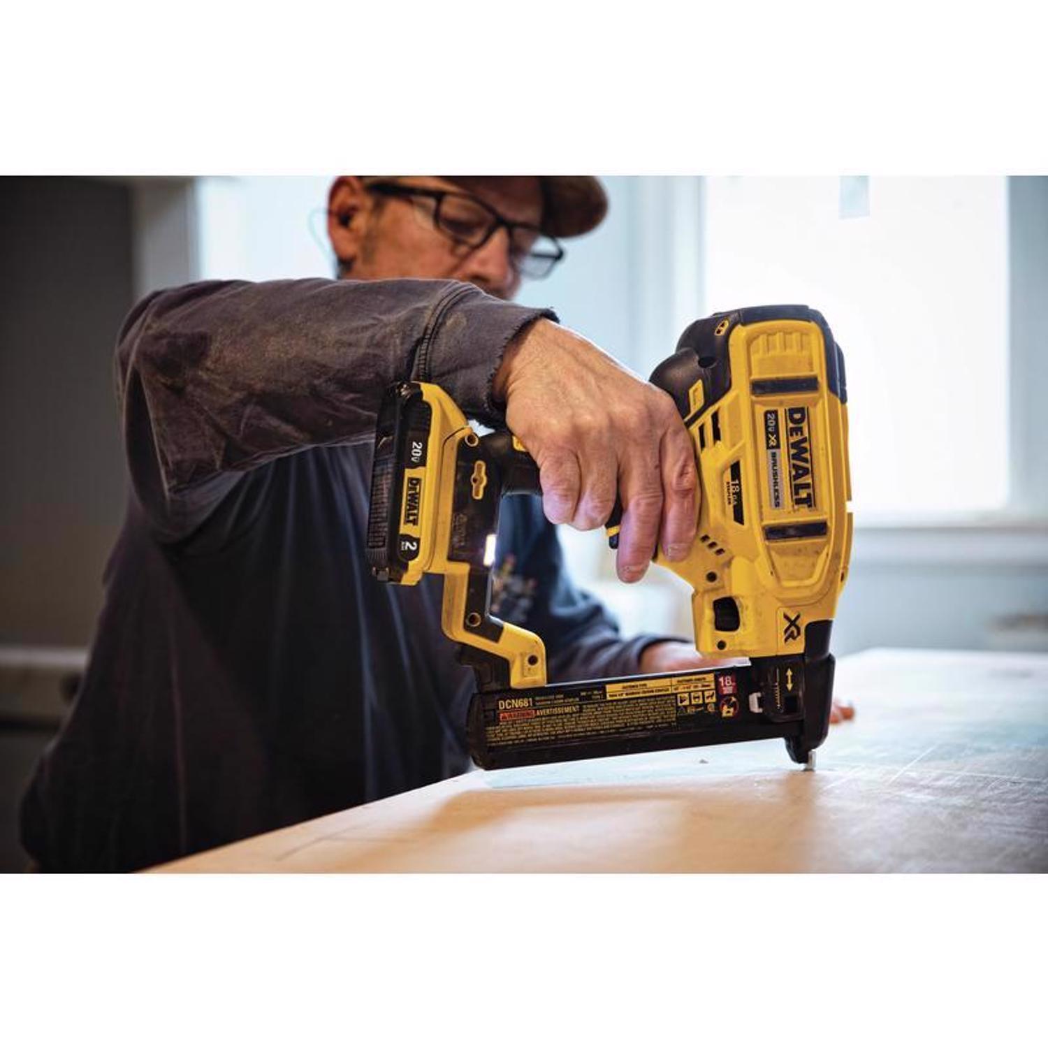 DeWalt 20V MAX XR 18 Ga. Cordless Narrow Crown Stapler Kit (Battery & Charger) 20 V