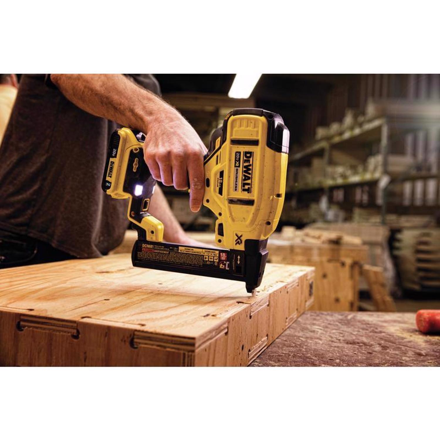 DeWalt 20V MAX XR 18 Ga. Cordless Narrow Crown Stapler Kit (Battery & Charger) 20 V