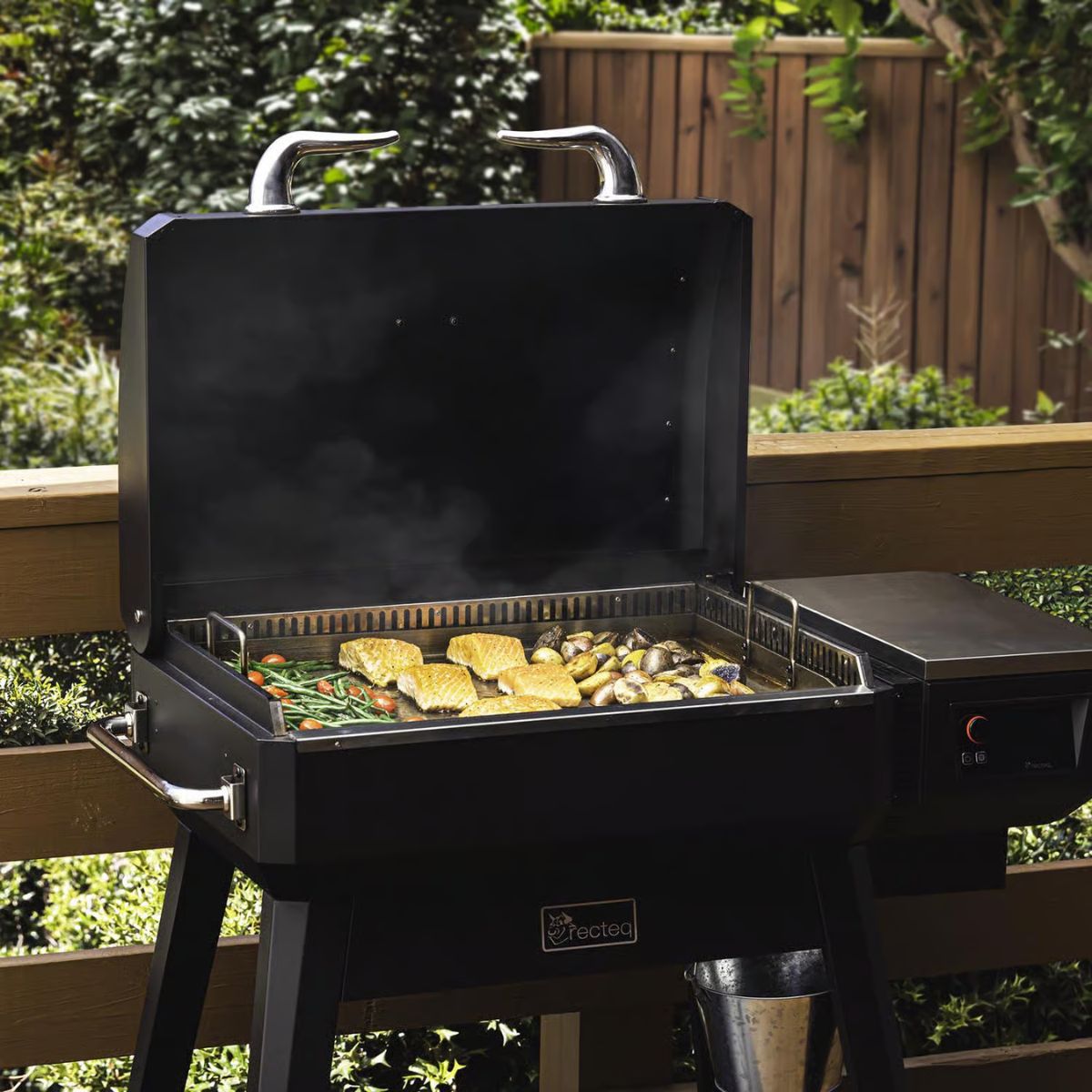 Recteq SmokeStone Wood Pellet WiFi Pellet Griddle Black/Silver