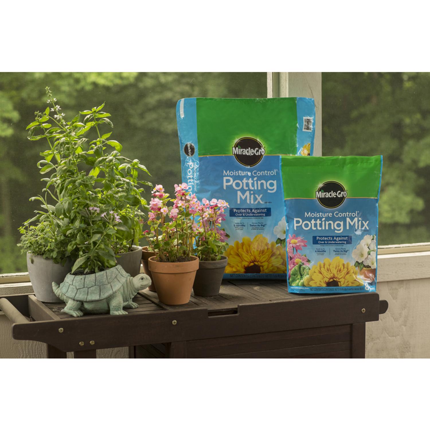 Miracle-Gro Moisture Control Flower and Plant Potting Mix 8 qt
