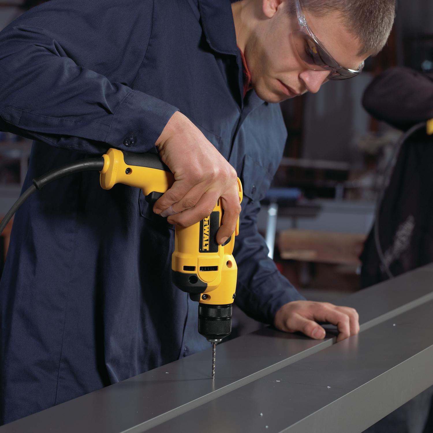 DeWalt 8 amps 3/8 in. VSR Corded Drill