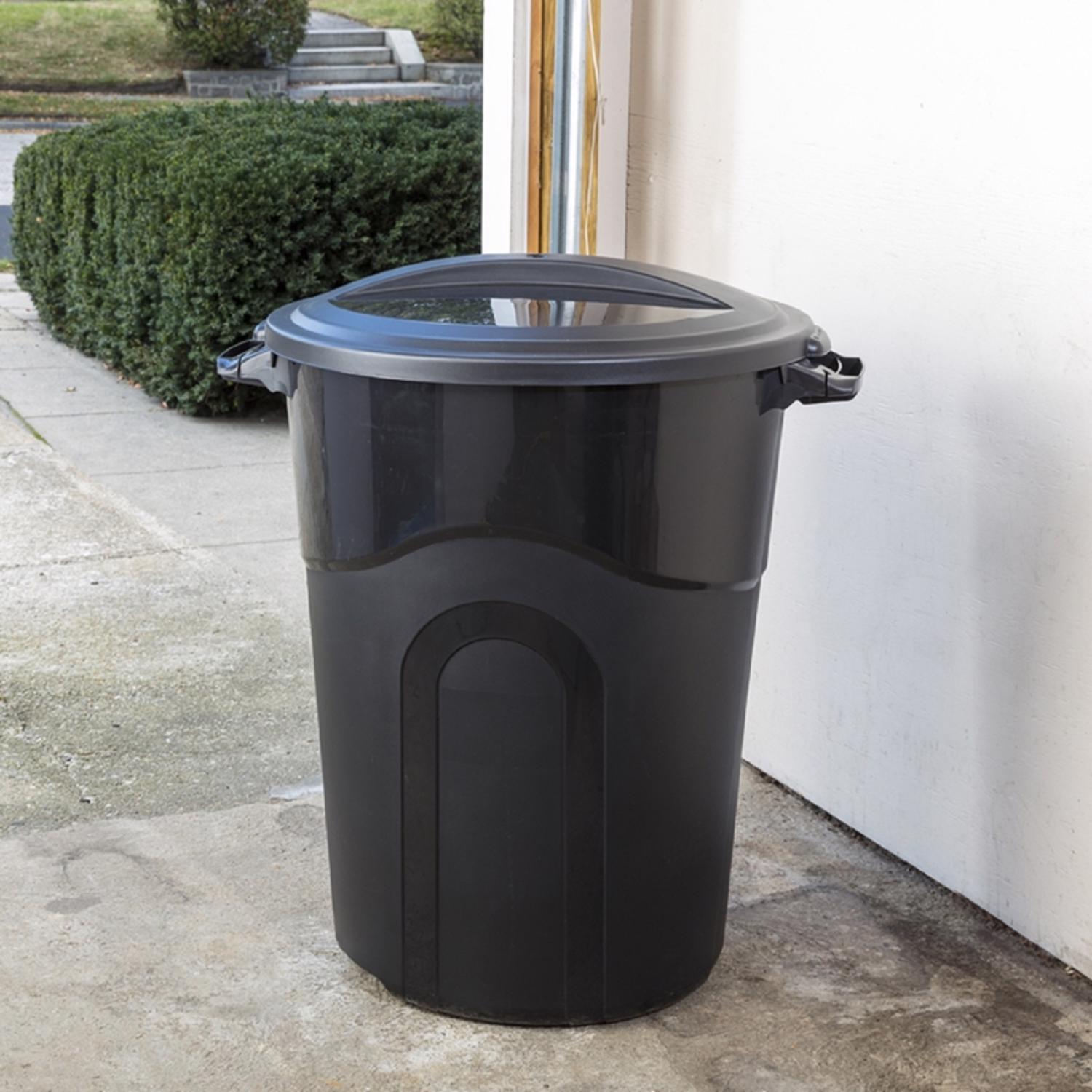 United Solutions Rough & Rugged 32 gal Black Plastic Garbage Can Lid Included