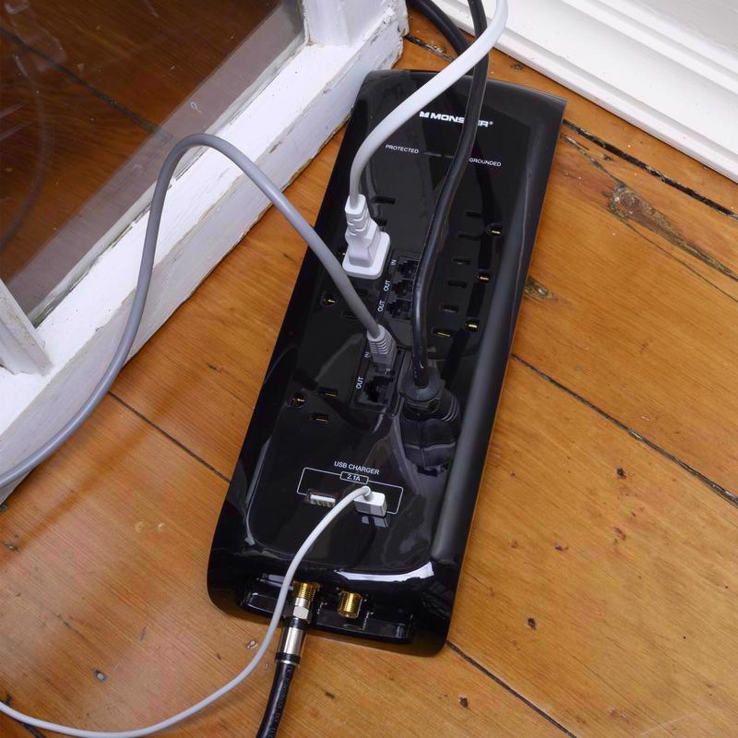 Monster Just Power It Up 6 ft. L 8 outlets Surge Protector w/USB Black 2160 J