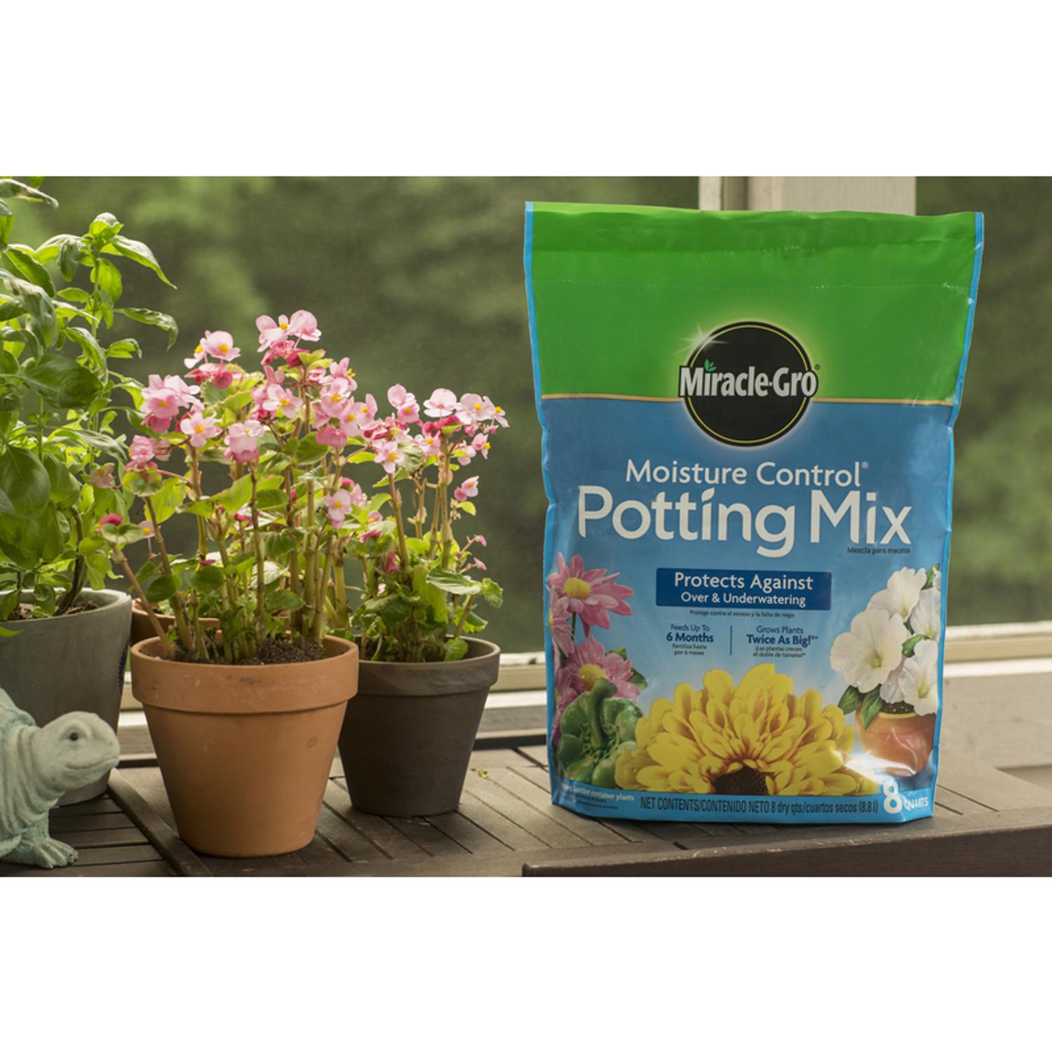 Miracle-Gro Moisture Control Flower and Plant Potting Mix 8 qt