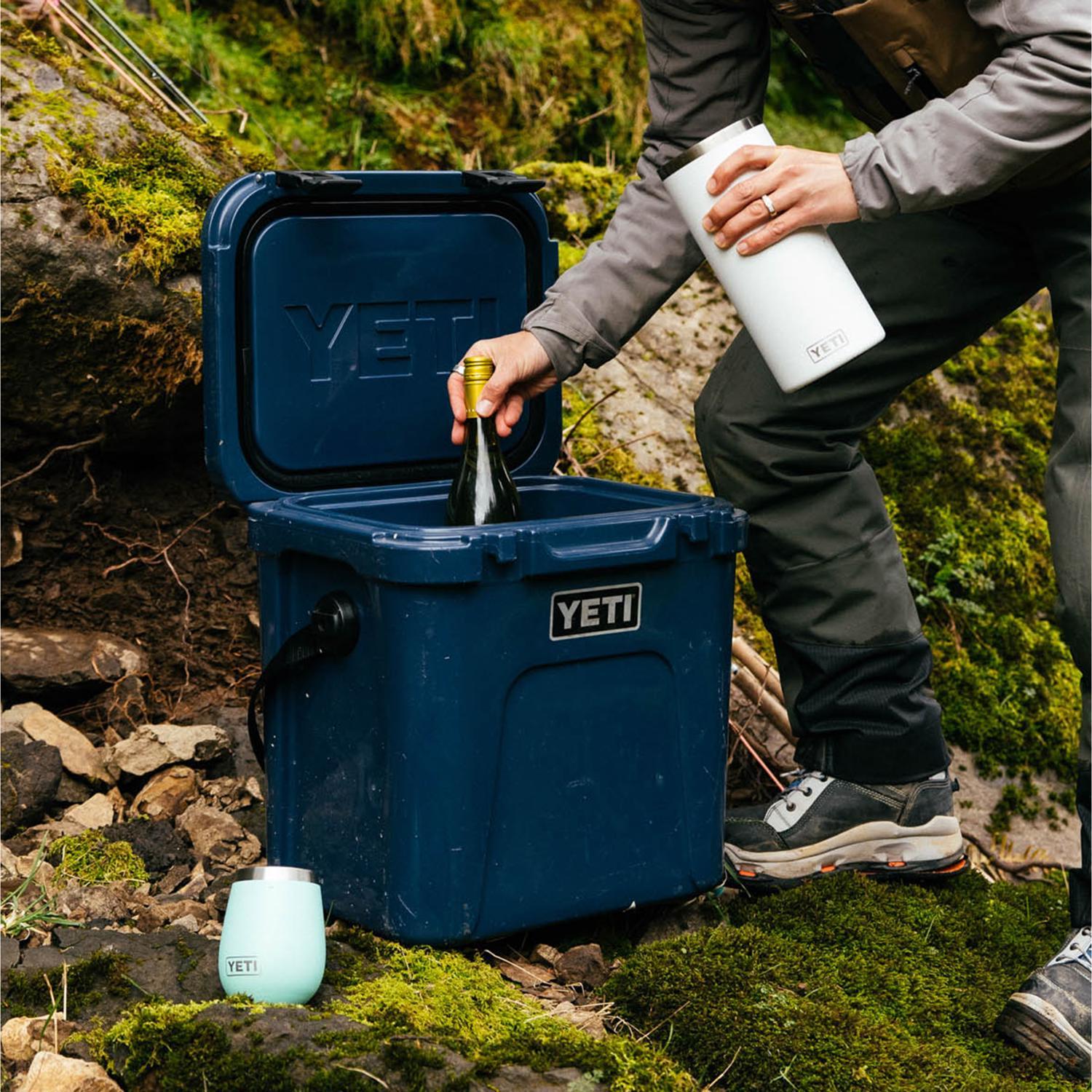 Snow Peak - YETI ネイビー　Roadie 24 Yeti Roadie 24 Hard Cooler - Fin & Fire Fly Shop