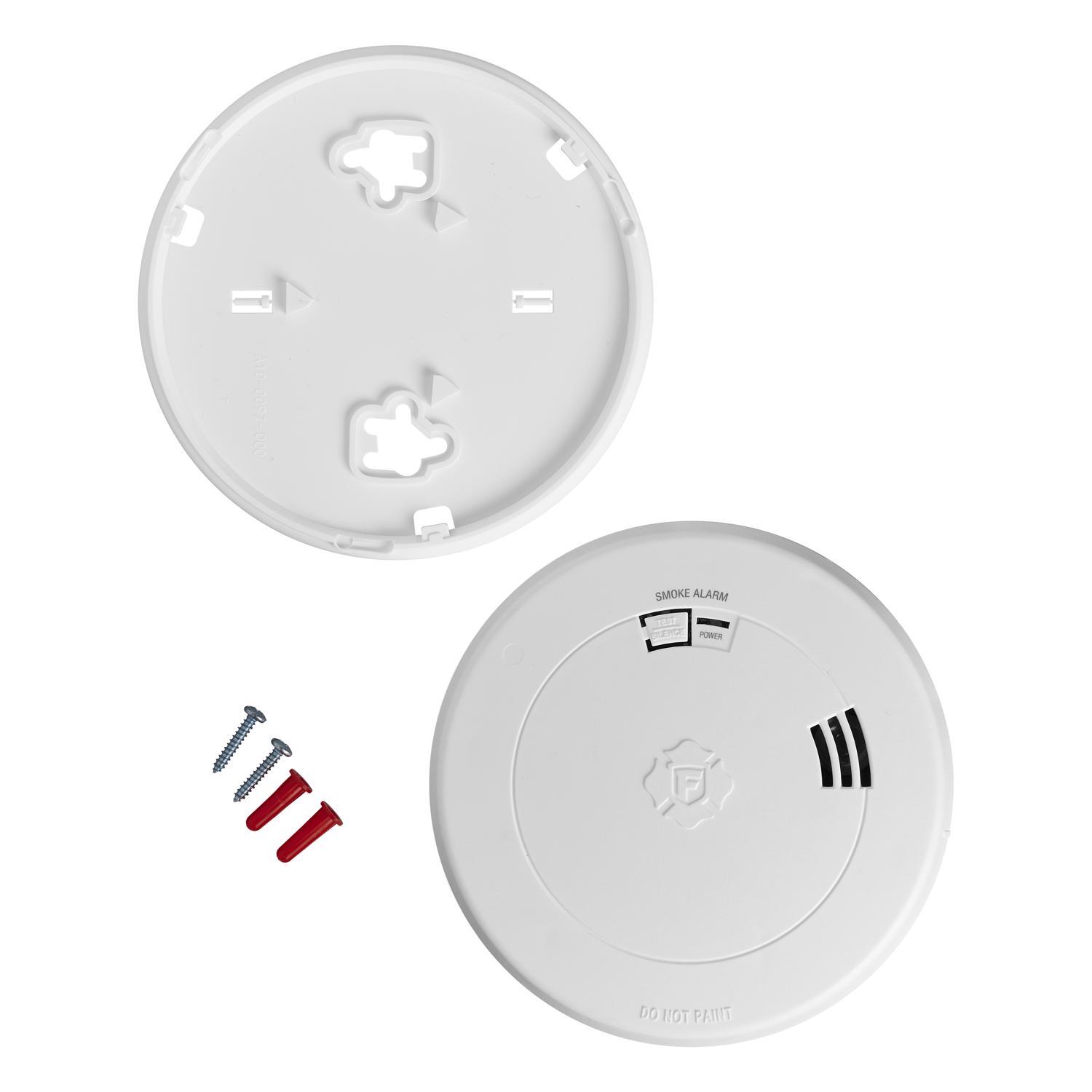 First Alert 10 Year Voice and Location Battery-Powered Photoelectric Smoke Detector 1 pk