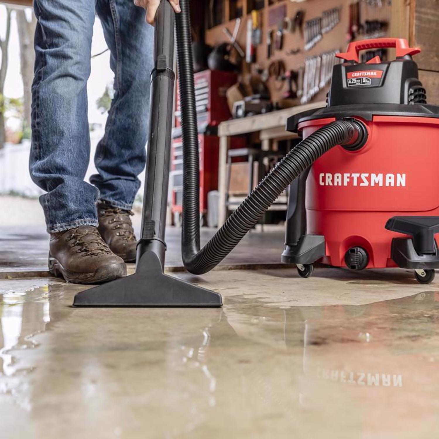 Craftsman 9 gal Corded Wet/Dry Vacuum 8.3 amps 120 V 4.25 HP