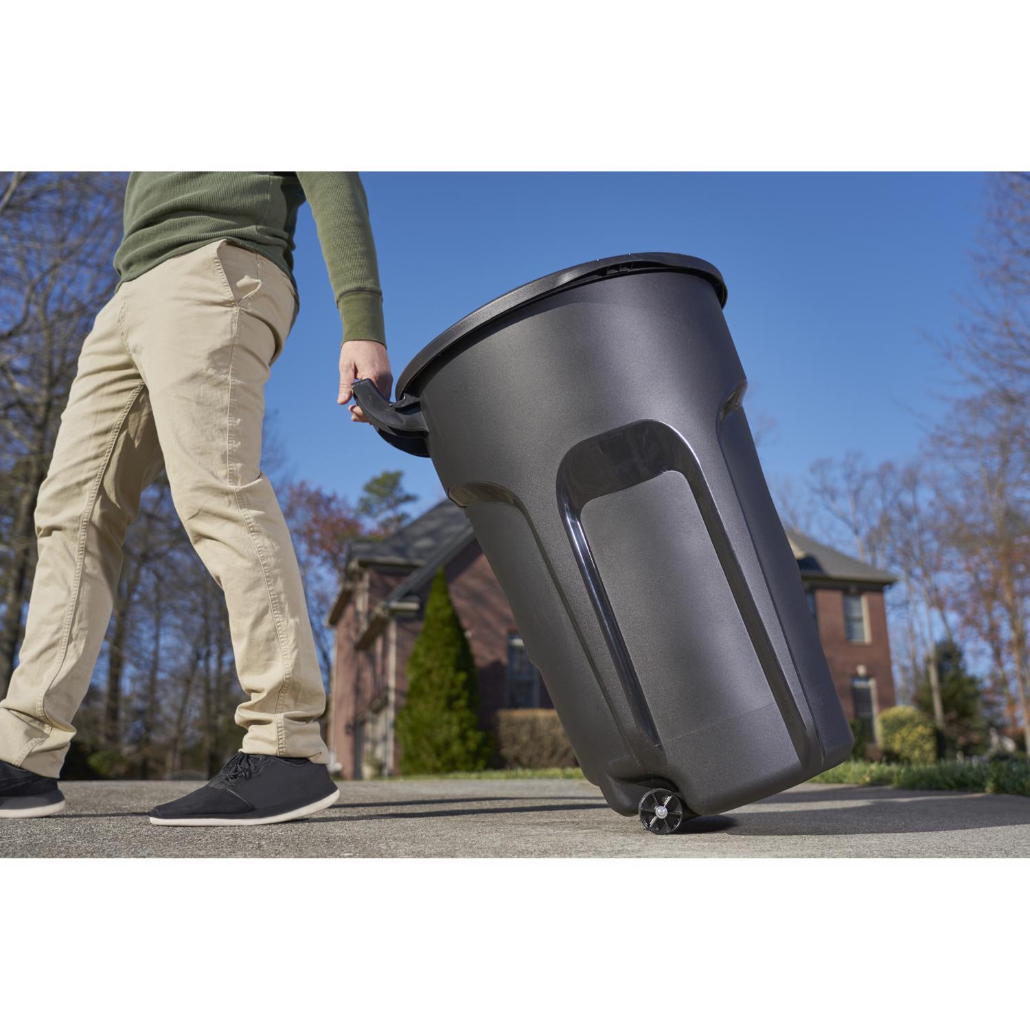 Rubbermaid 32 gal Black Plastic Wheeled Garbage Can Lid Included