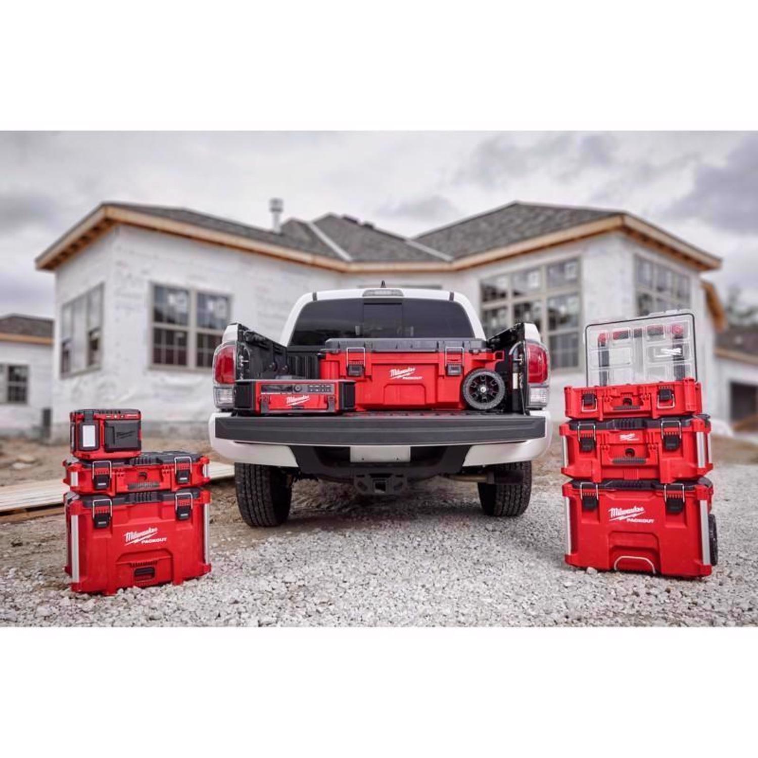 Milwaukee PACKOUT 22 in. XL Tool Box Black/Red