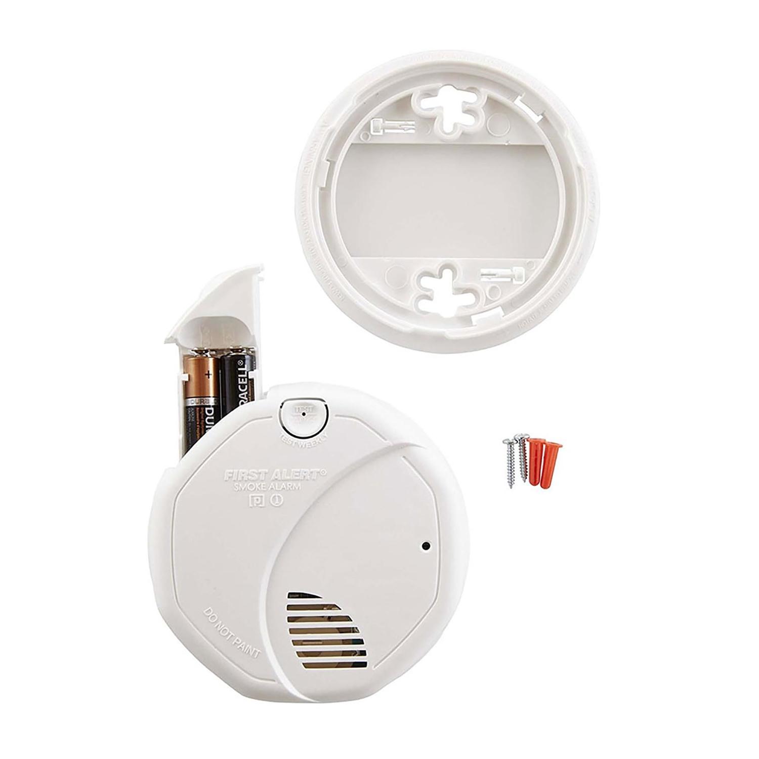First Alert Battery-Powered Ionization/Photoelectric Dual Sensor Smoke Detector 1 pk