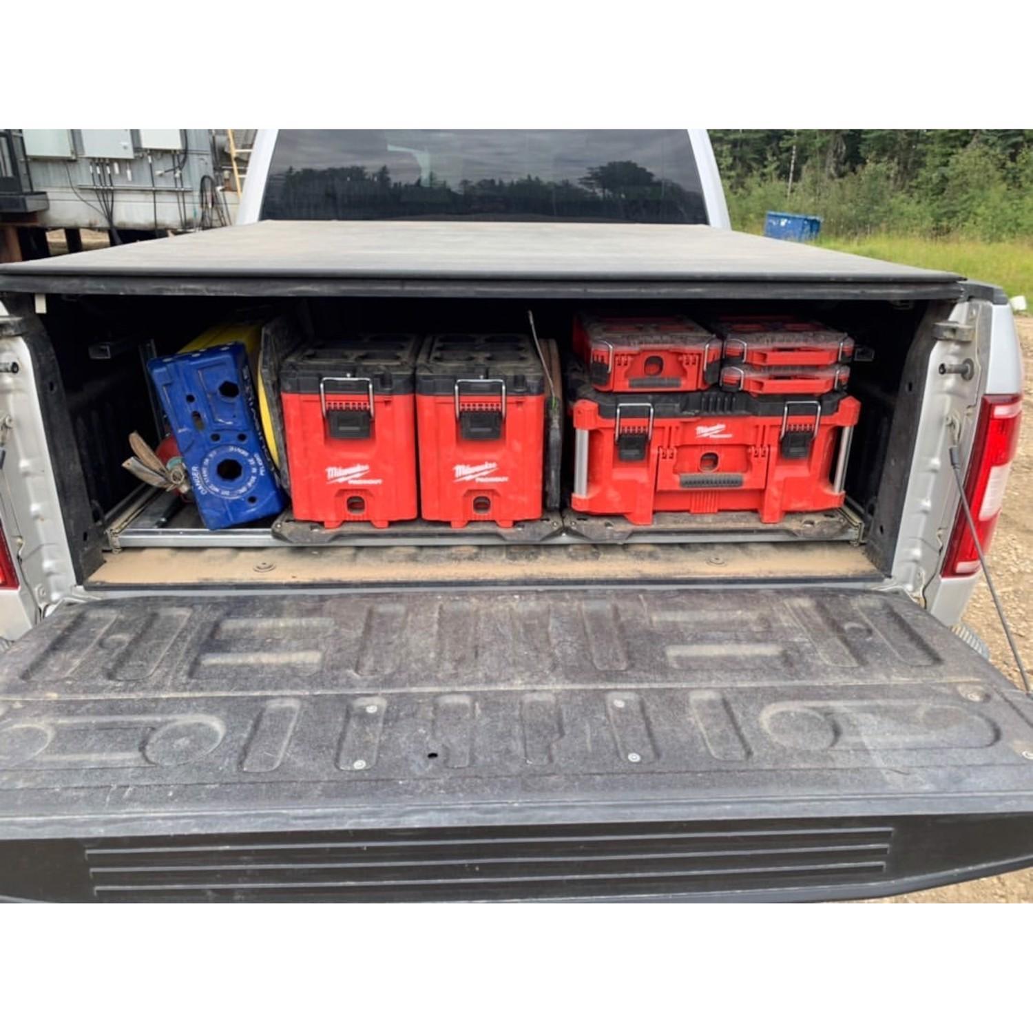 Milwaukee PACKOUT 22 in. Medium Tool Box Black/Red