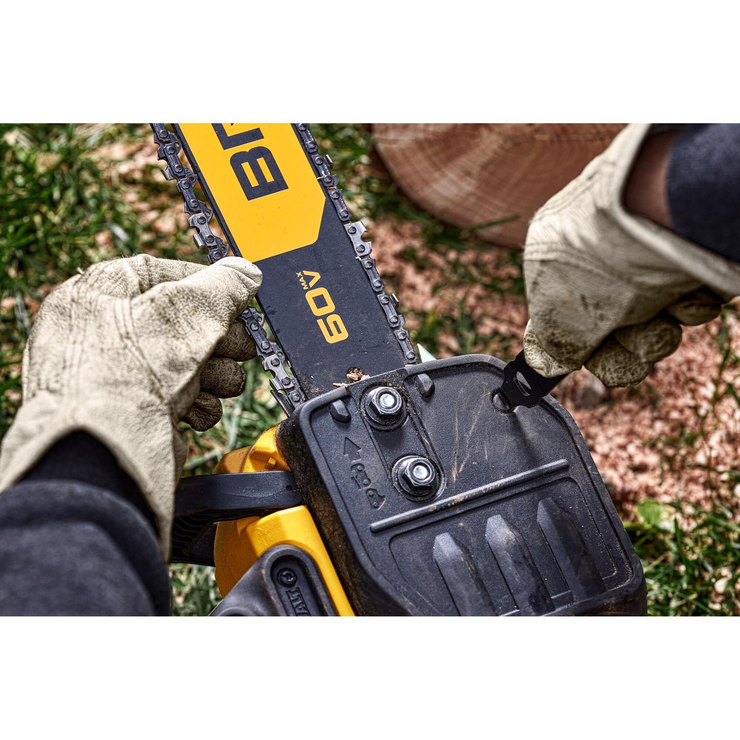 DeWalt 60V MAX DCCS672X1 18 in. 40.9 cc 60 V Battery Chainsaw Kit (Battery & Charger)