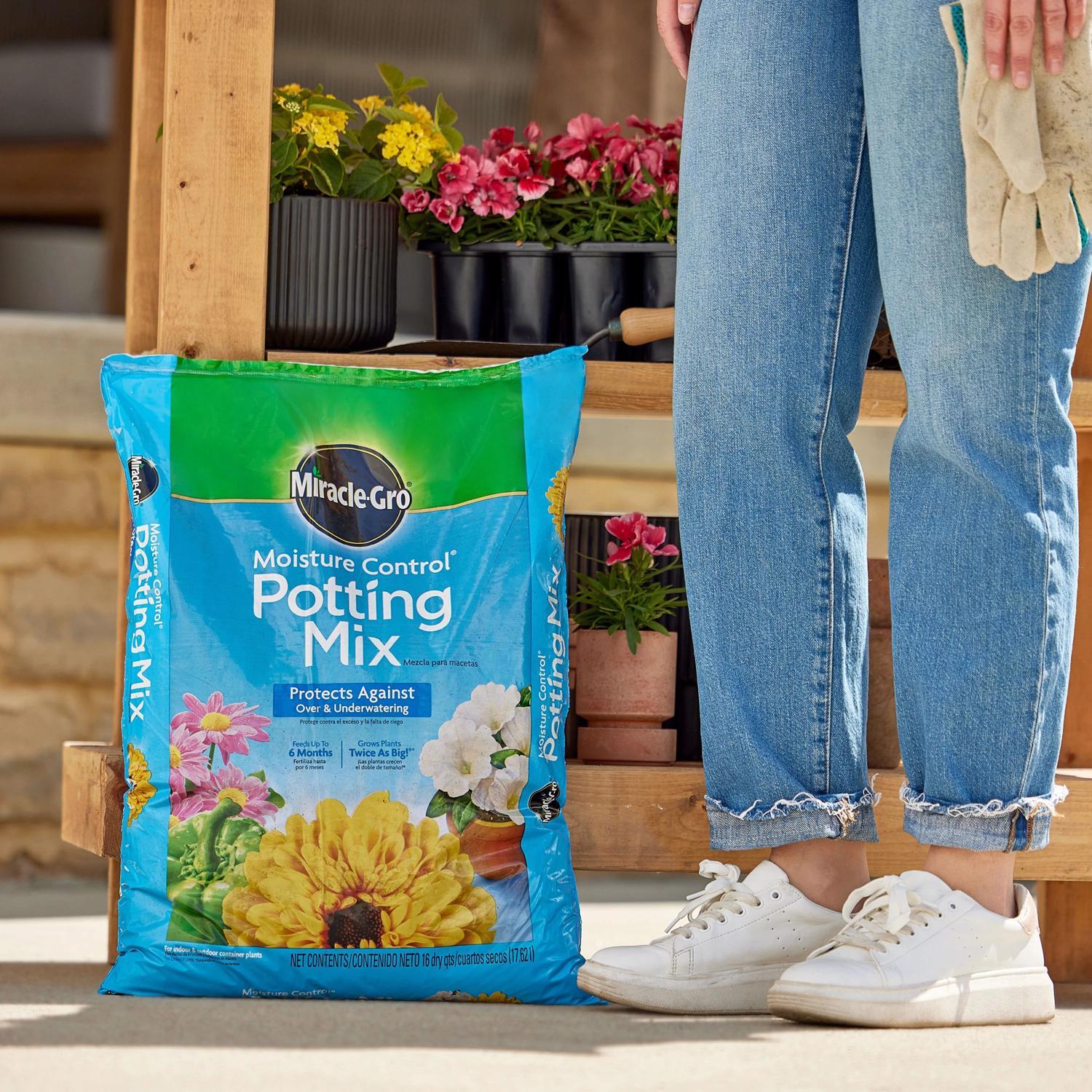 Miracle-Gro Moisture Control Flower and Plant Potting Mix 16 qt