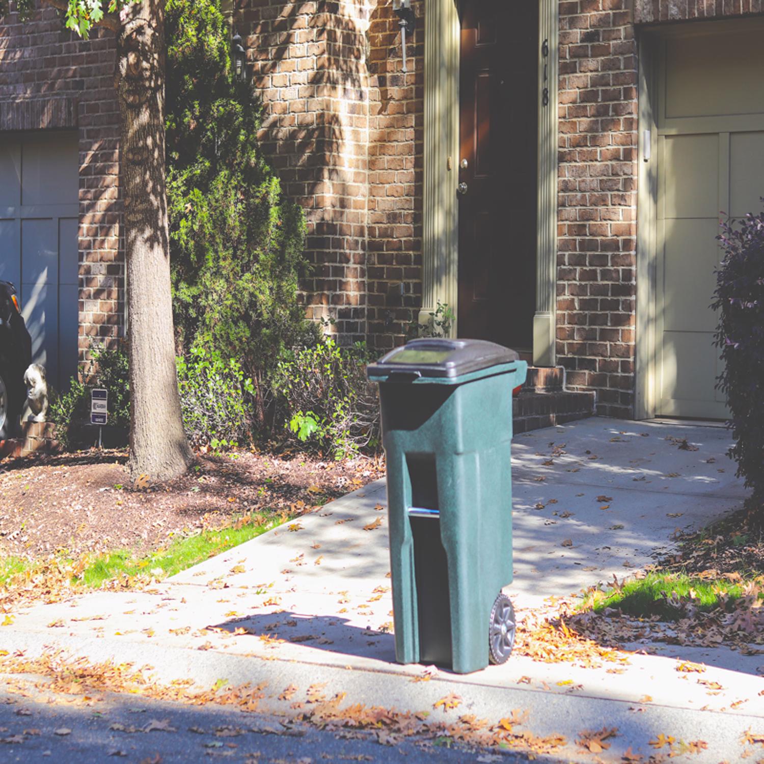 Toter 32 gal Greenstone Polyethylene Wheeled Trash Can Lid Included