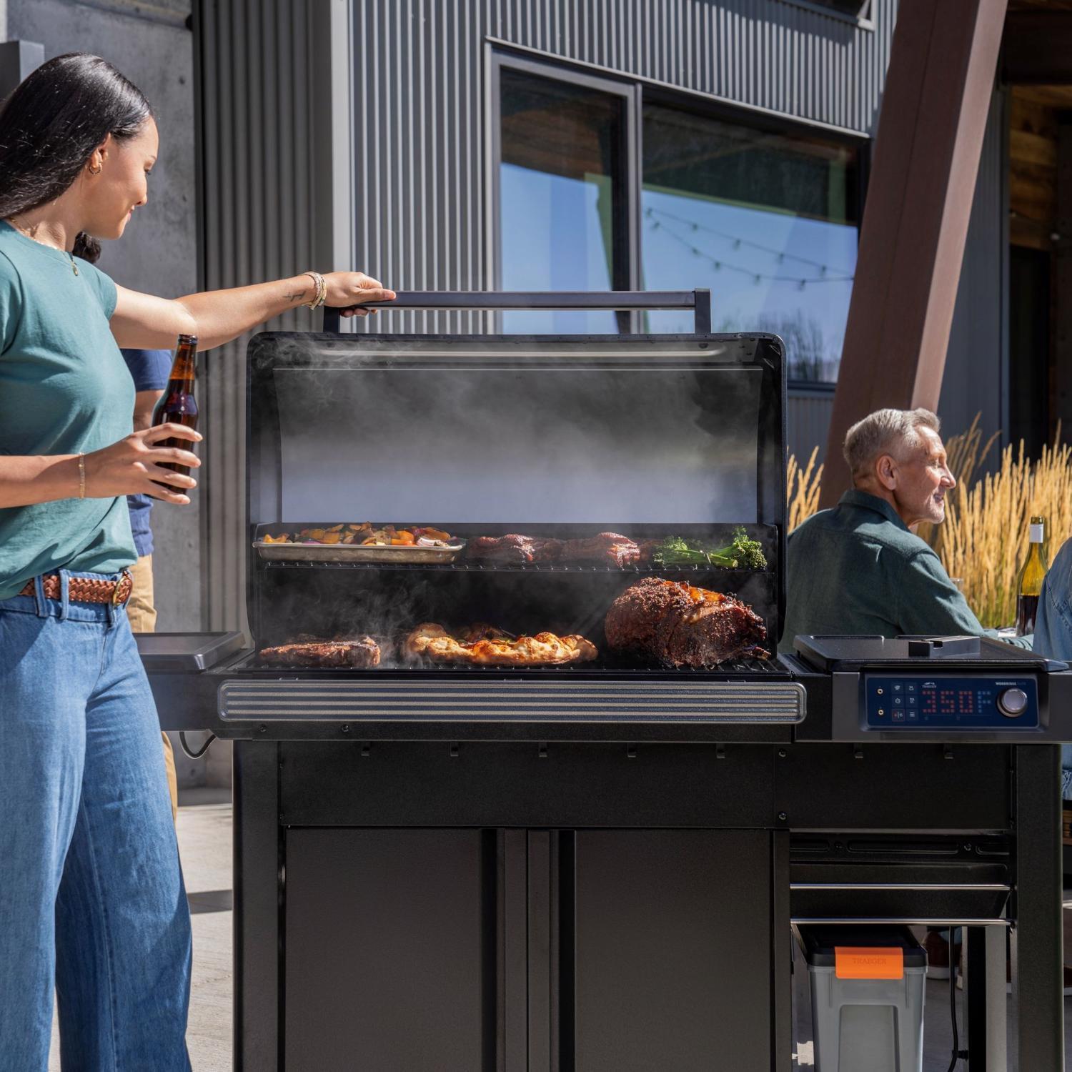 Traeger Woodridge Elite Wood Pellet WiFi Grill Black