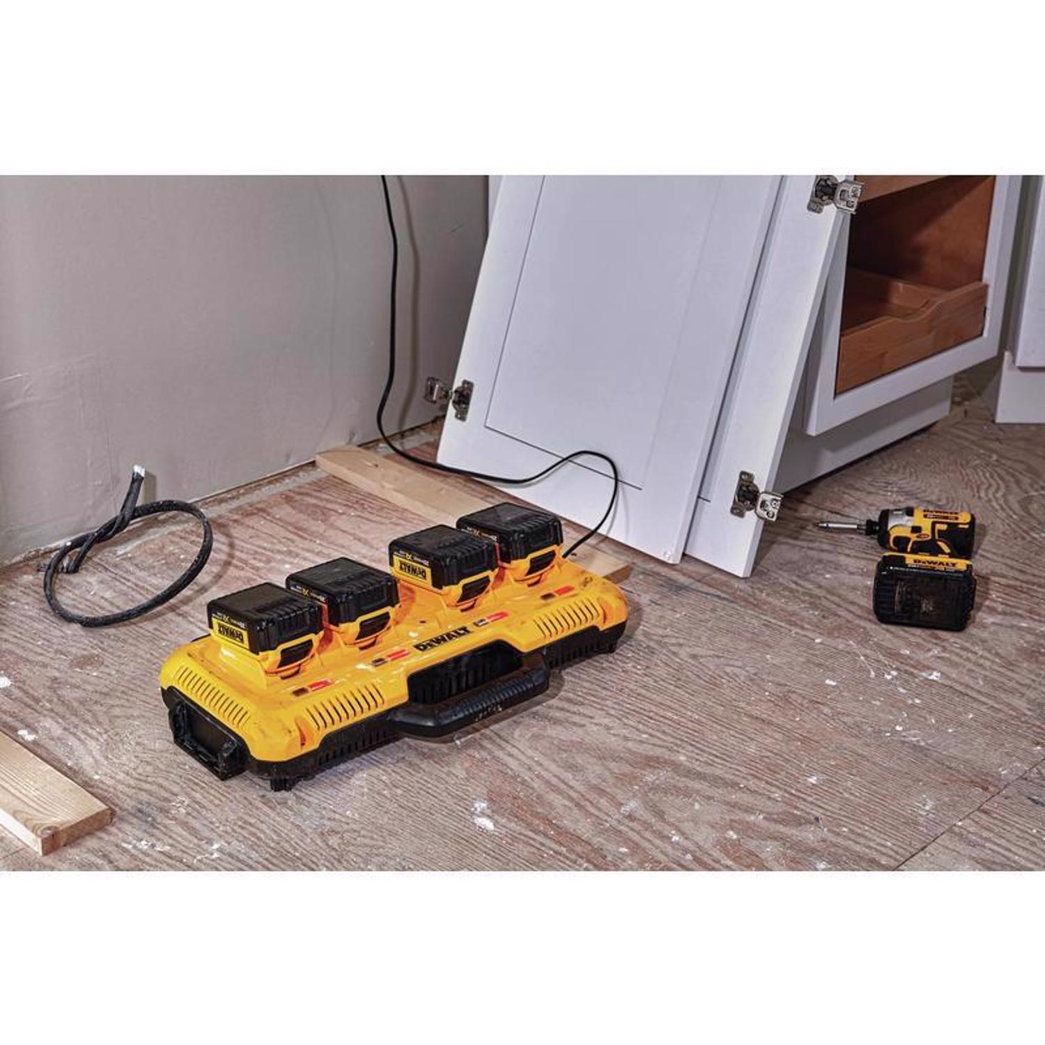 DeWalt 20V MAX DCB104 20 V Lithium-Ion 4-Port Fast Charger 1 pc