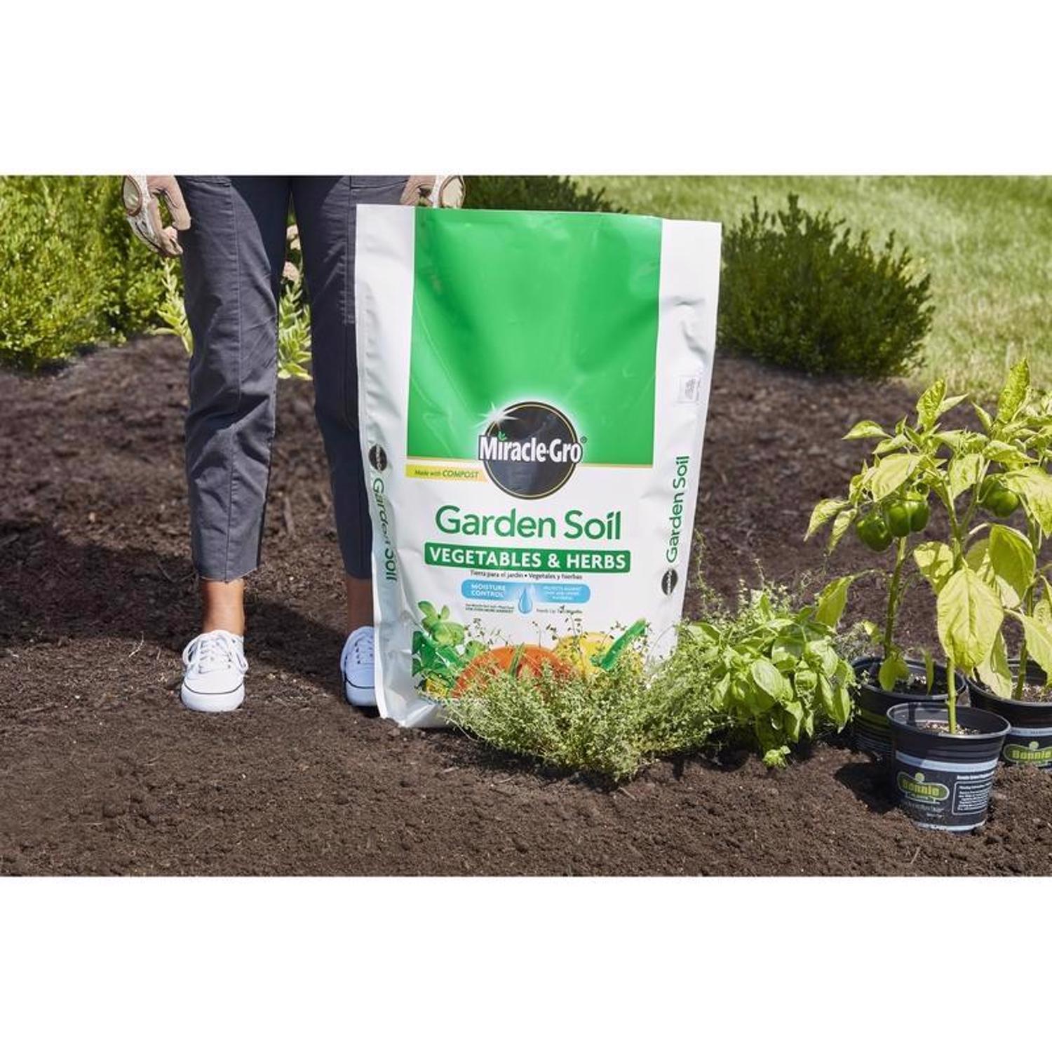 Miracle-Gro Fruit and Vegetable Garden Soil 1.5 cu ft