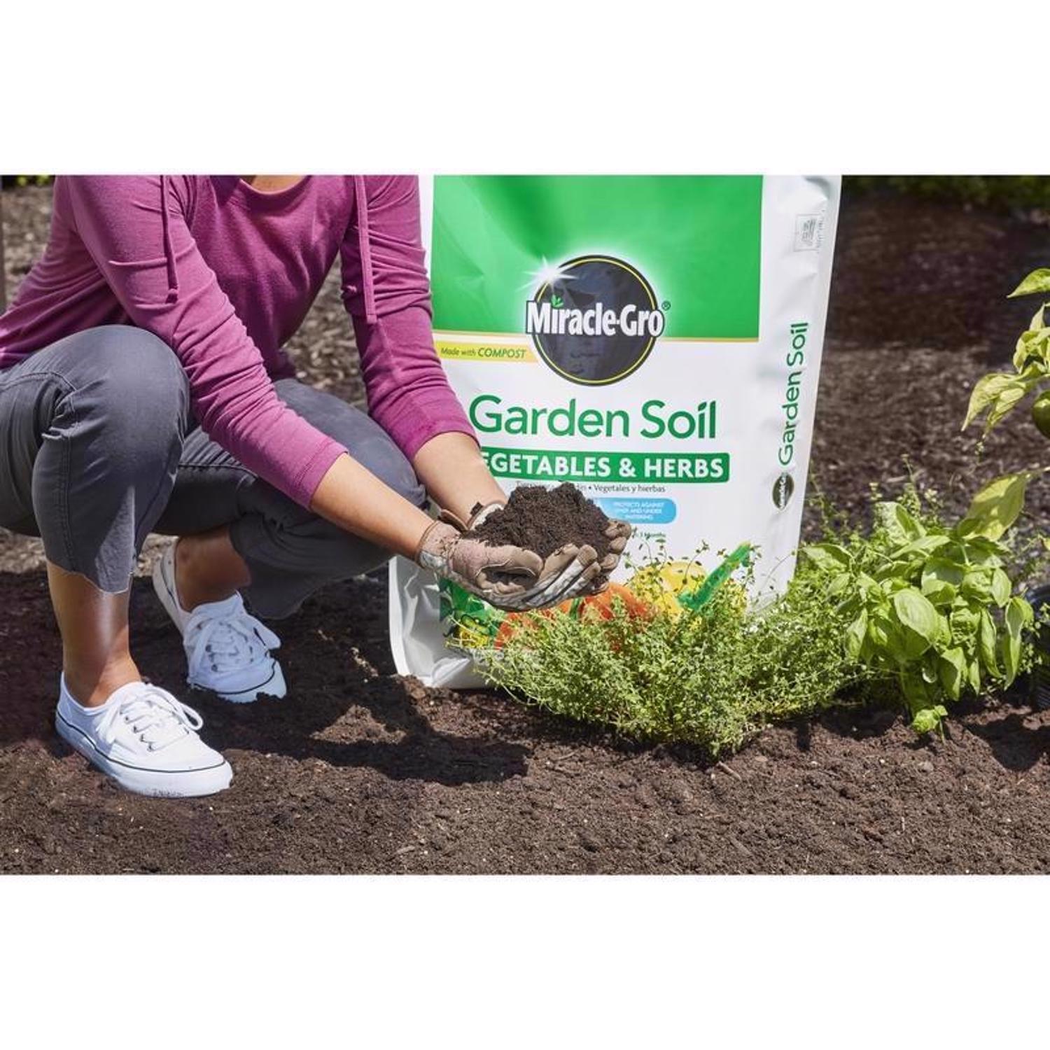 Miracle-Gro Fruit and Vegetable Garden Soil 1.5 cu ft | Stine Home