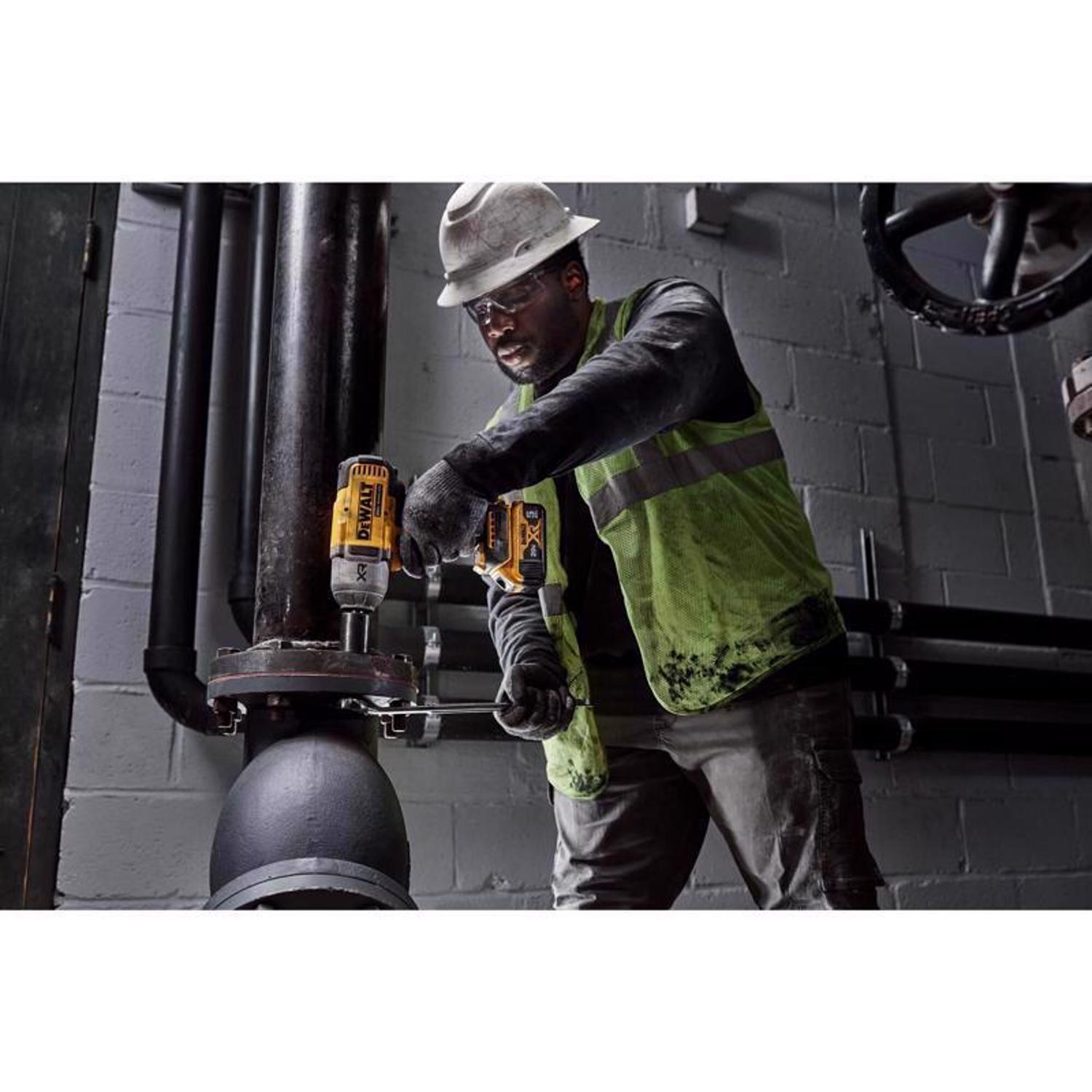DeWalt 20V MAX XR 1/2 in. Cordless Brushless Impact Wrench w/Hog Ring Kit (Battery & Charger)