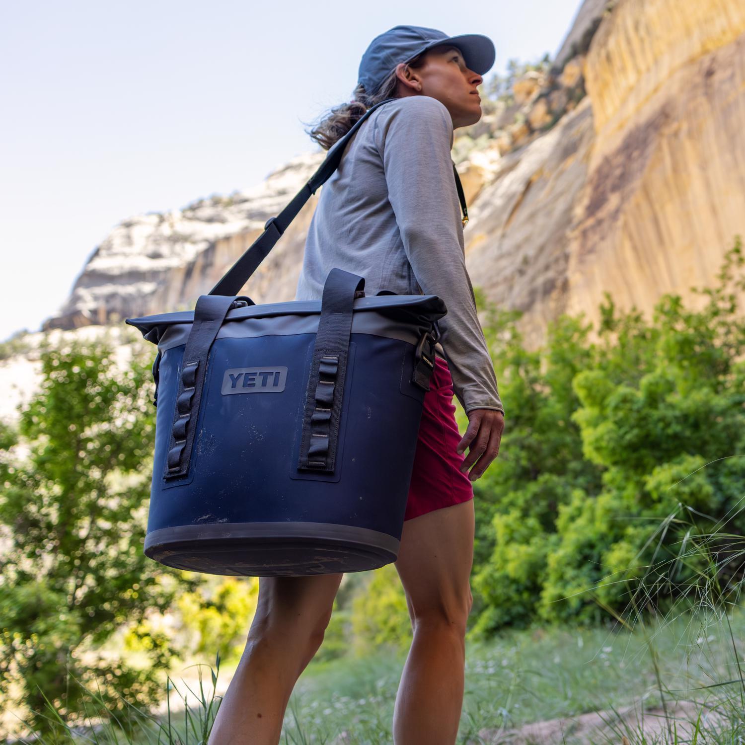 YETI Hopper M15 Navy 32 cans Cooler Bag