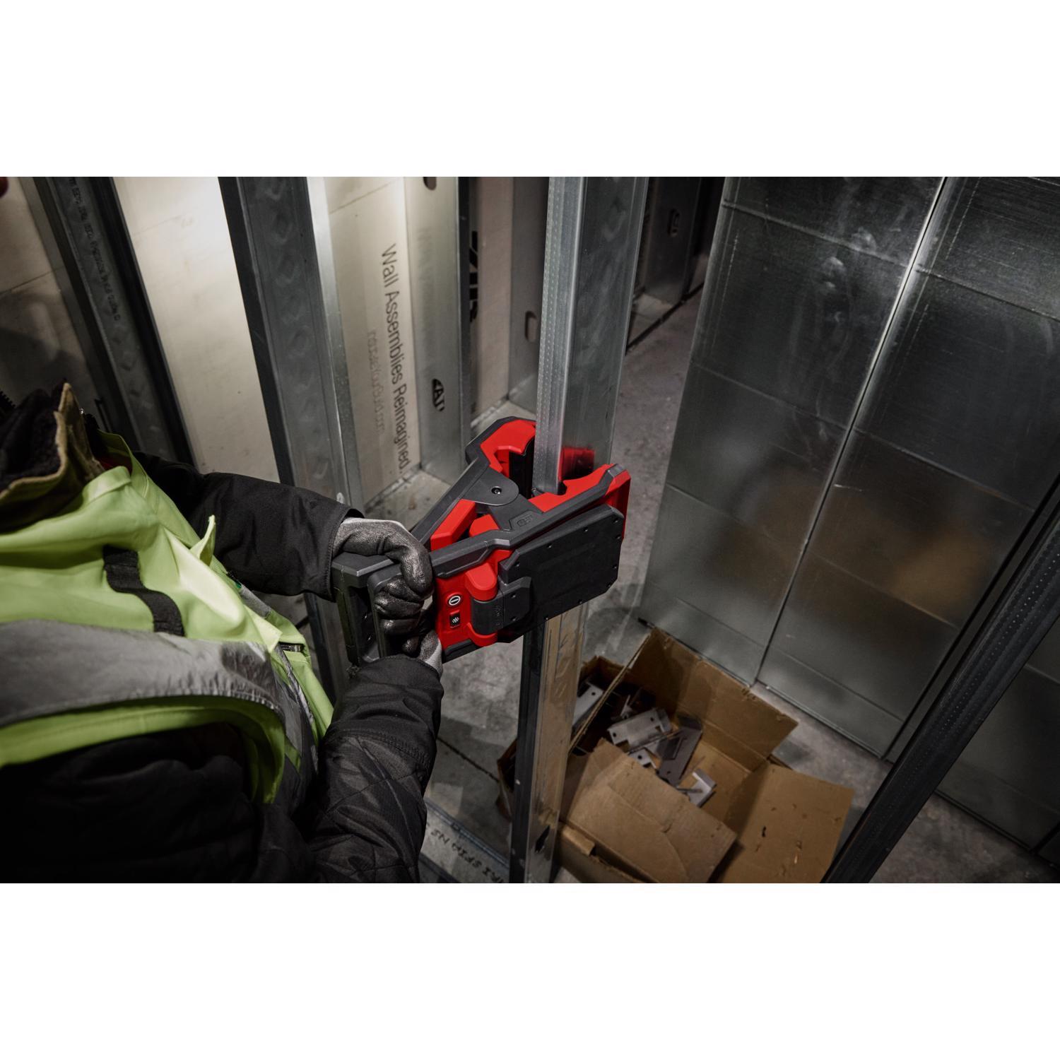 Milwaukee M18 Rover 2000 lm LED Battery Handheld Flood Light