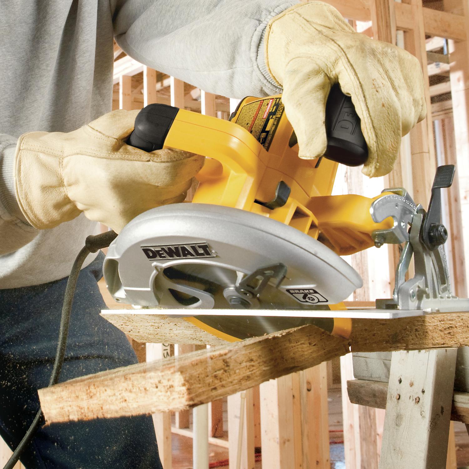 DeWalt 15 amps 7-1/4 in. Corded Lightweight Circular Saw