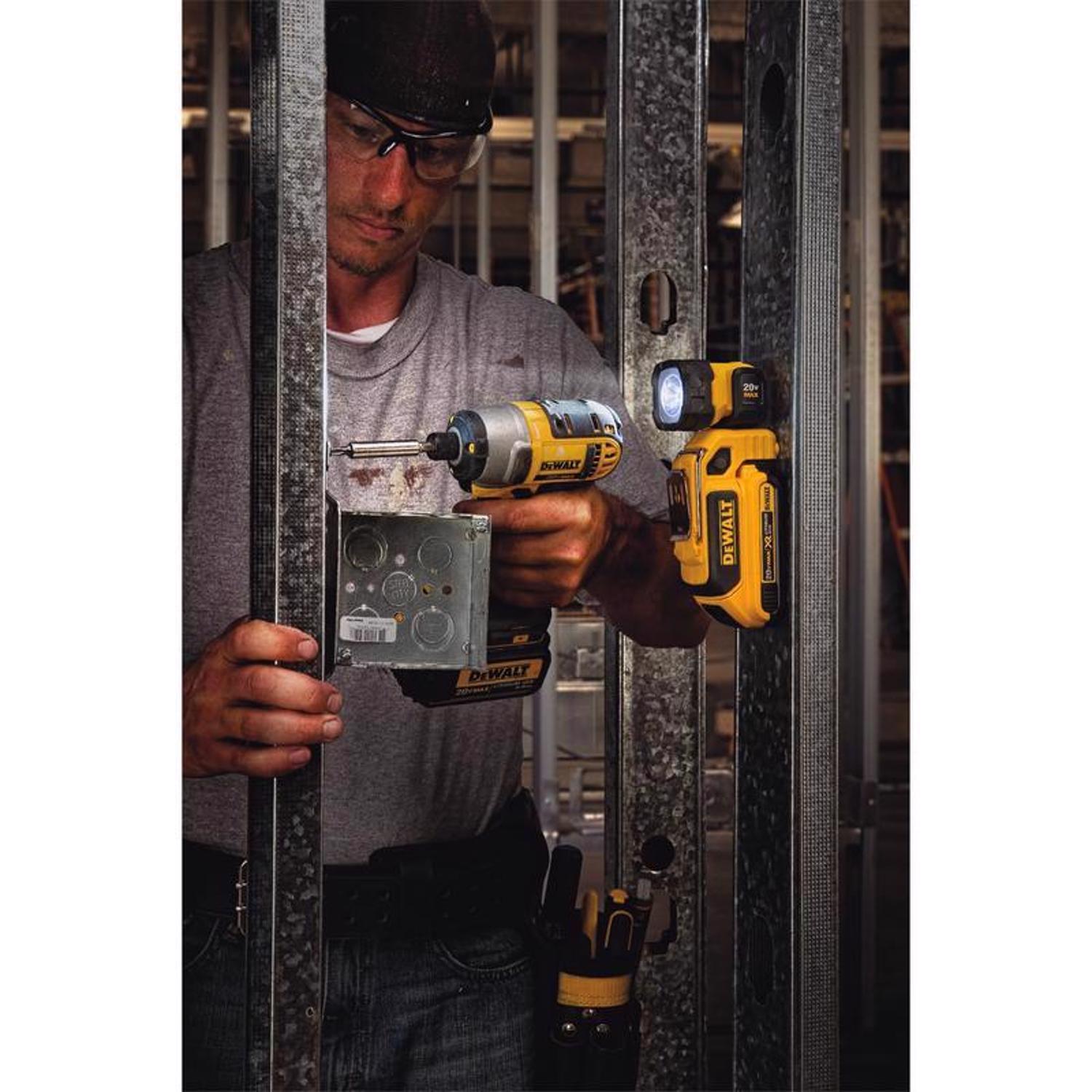 DeWalt 20V MAX 160 lm Black/Yellow LED Rechargeable Work Light Flashlight