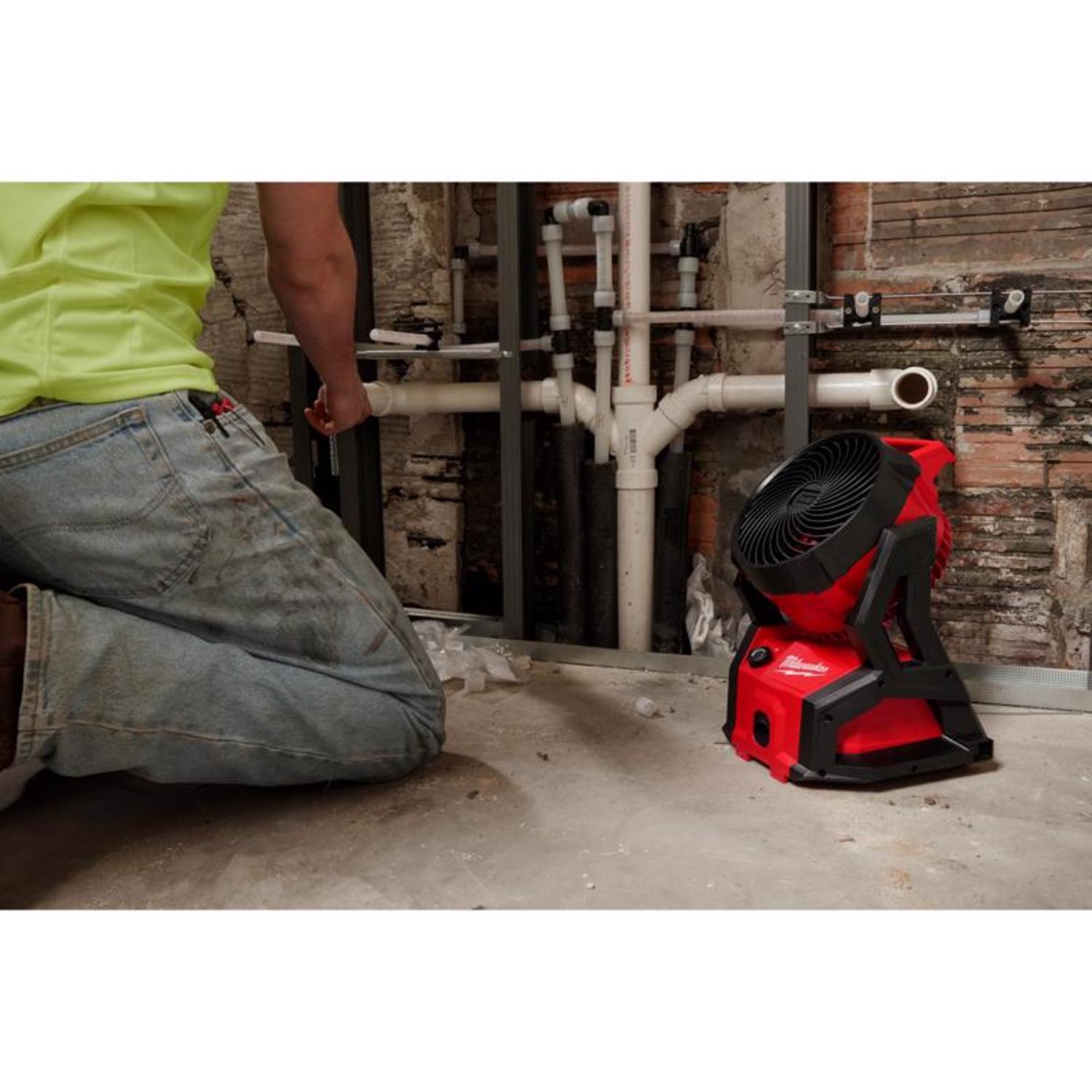 Milwaukee M18 16 in. H Personal Fan