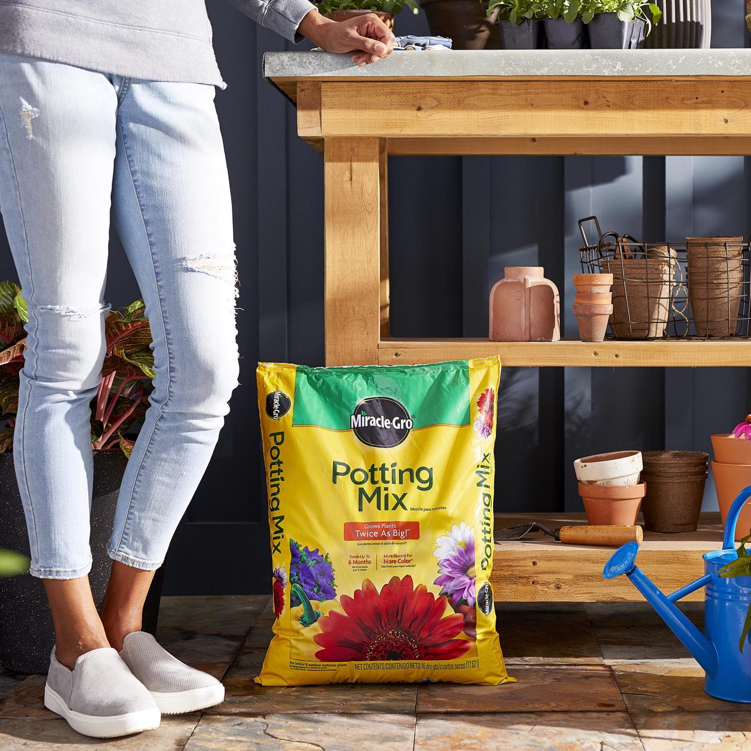 Miracle-Gro All Purpose Potting Mix 16 qt