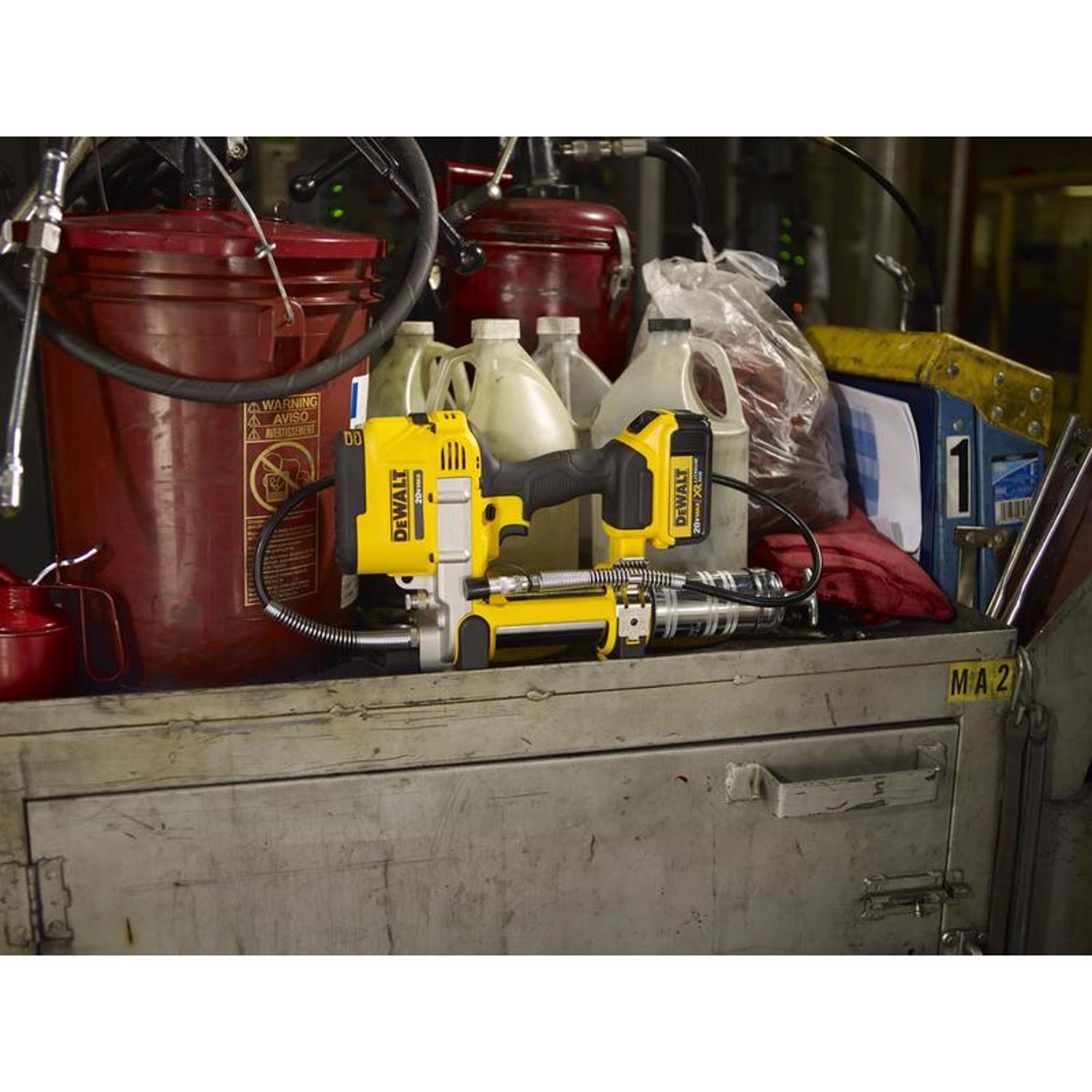 DeWalt 20V MAX Cordless Grease Gun Kit 14.5 oz