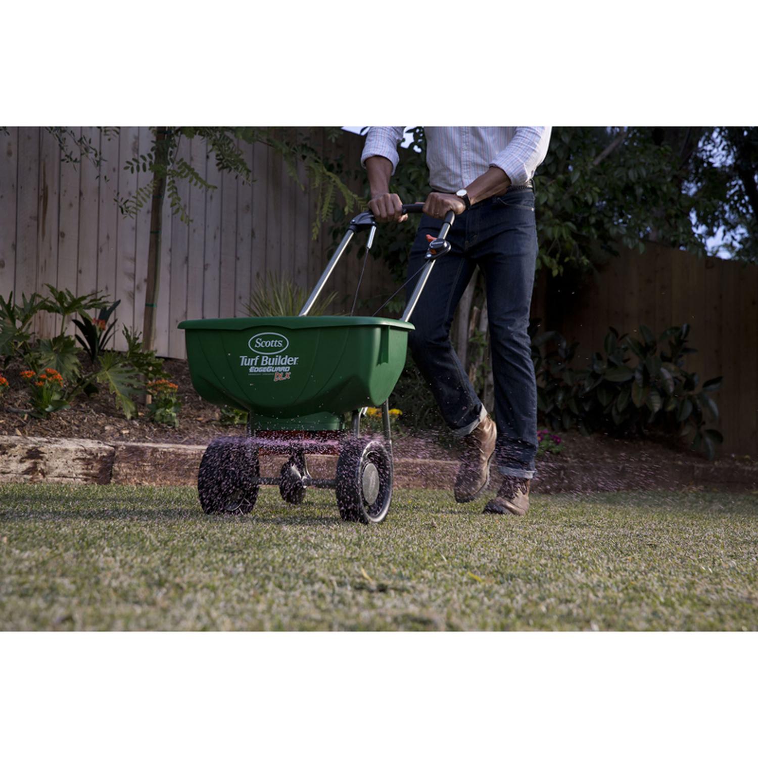 Scotts Turf Builder Bonus S Weed & Feed Southern Lawn Food For Multiple Grass Types 5000 sq ft