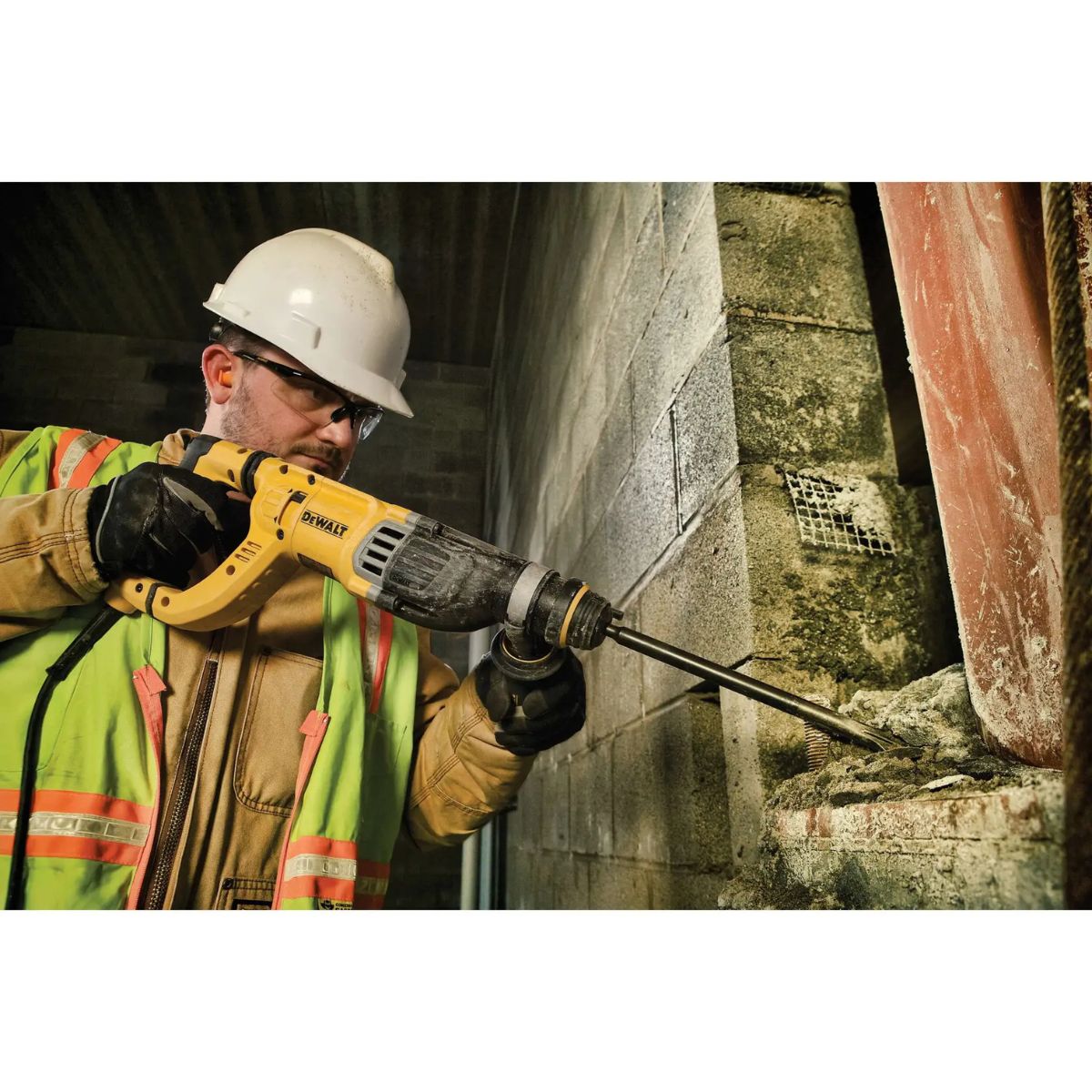 DeWalt 1-1/8-in. (29mm) Corded Electric SDS PLUS D-Handle Hammer Kit