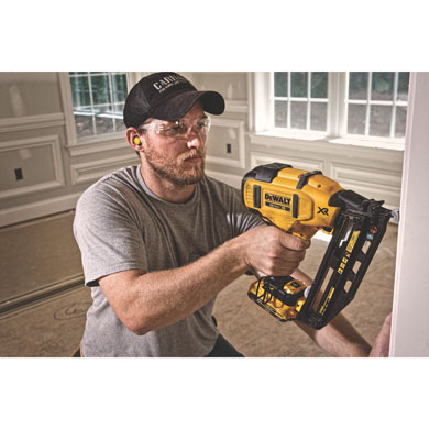 20V MAX* 16ga Angled Cordless Finish Nailer Kit