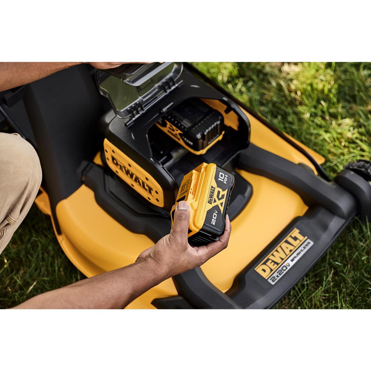 DeWalt 2X20V MAX DCMWSP256U2 21 in. 20 V Battery Self-Propelled Lawn Mower Kit (Battery & Charger)