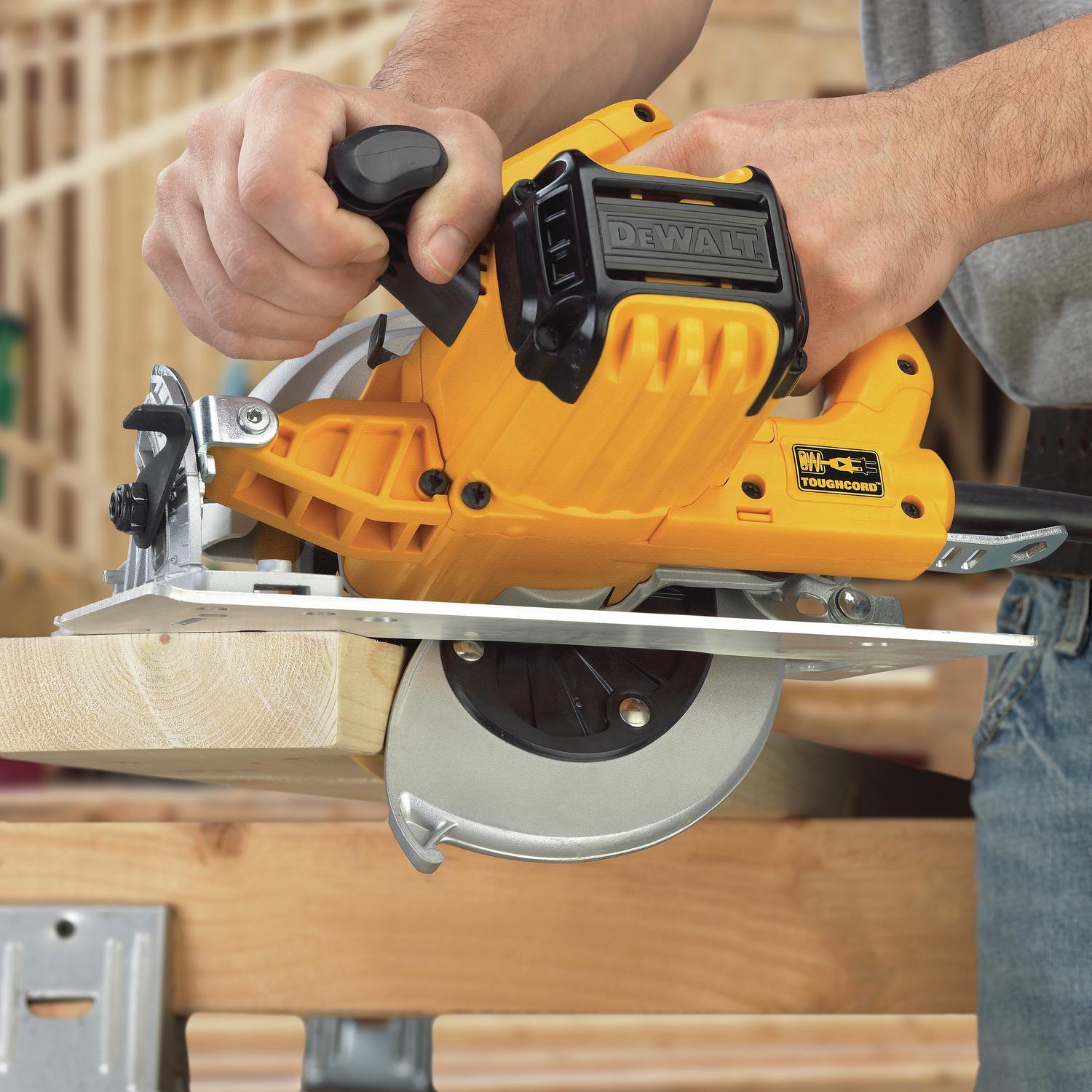 DeWalt 15 amps 7-1/4 in. Corded Lightweight Circular Saw
