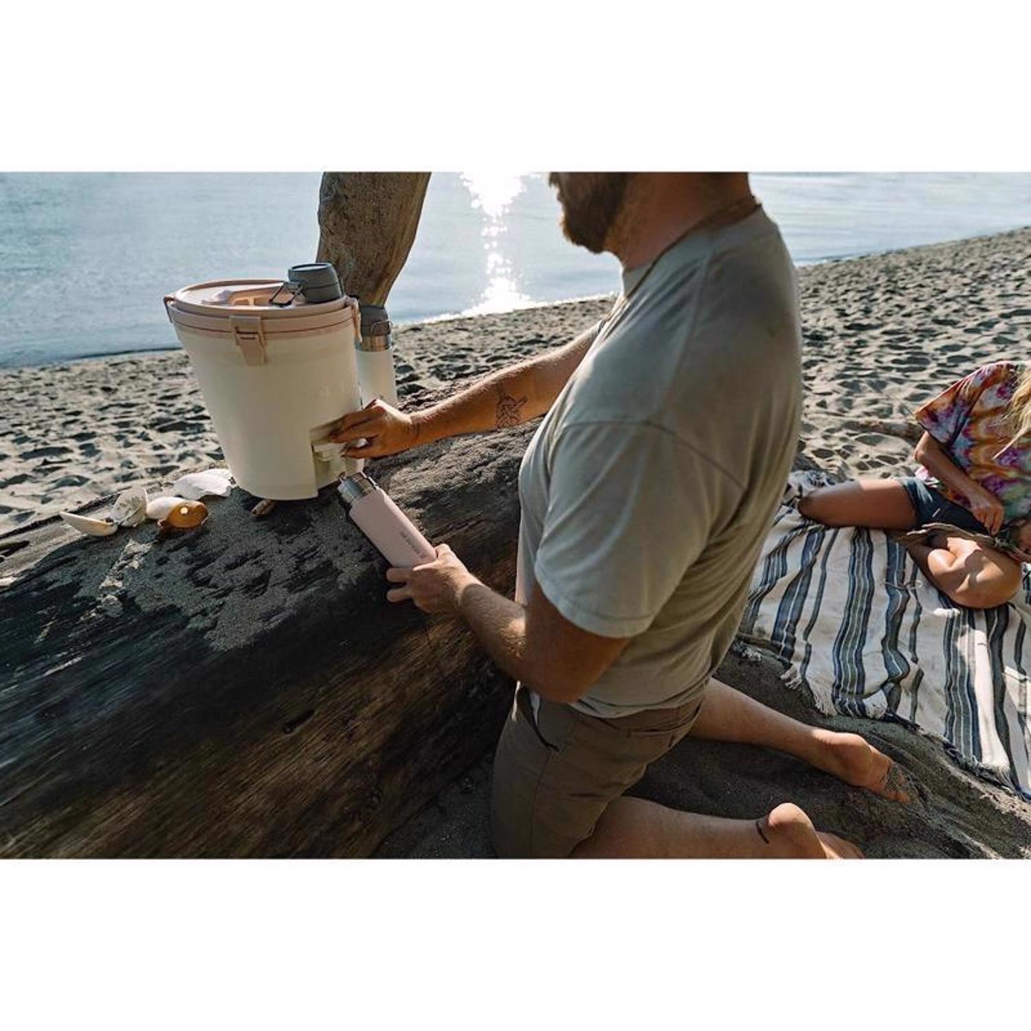 Stanley The Quick Flip 24 oz Rose Quartz BPA Free Double Wall Vacuum Insulation Insulated Bottle