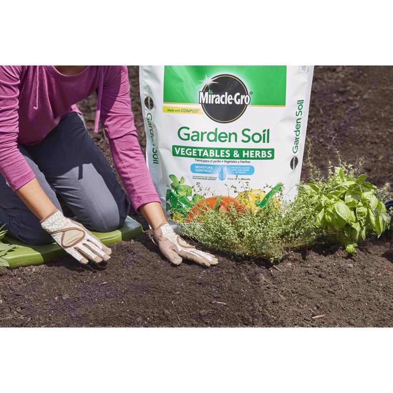 Miracle-Gro Fruit and Vegetable Garden Soil 1.5 cu ft | Stine Home