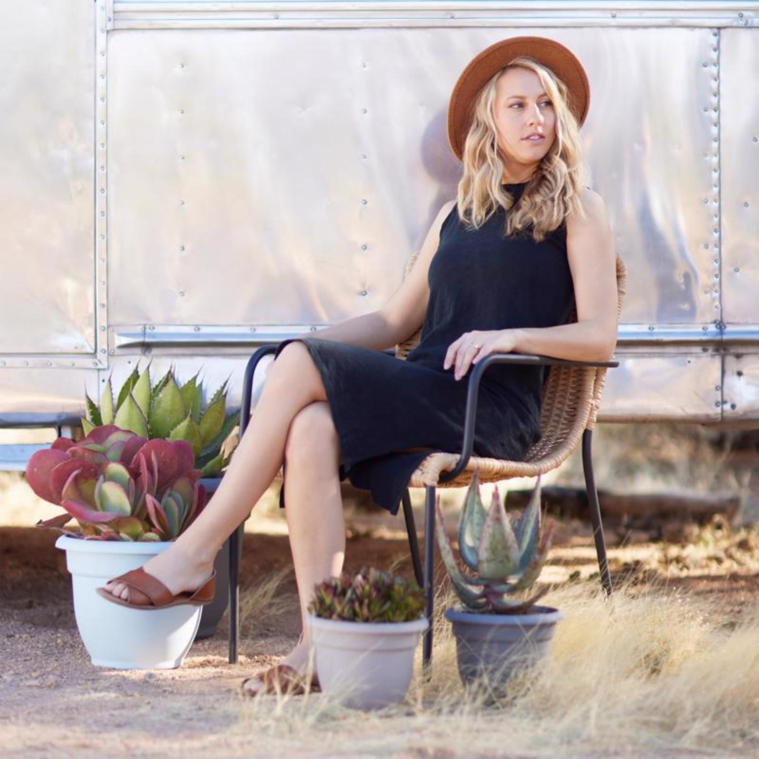 Bloem Ariana 8.5 in. H X 11 in. W X 10 in. D Plastic Traditional Planter Charcoal