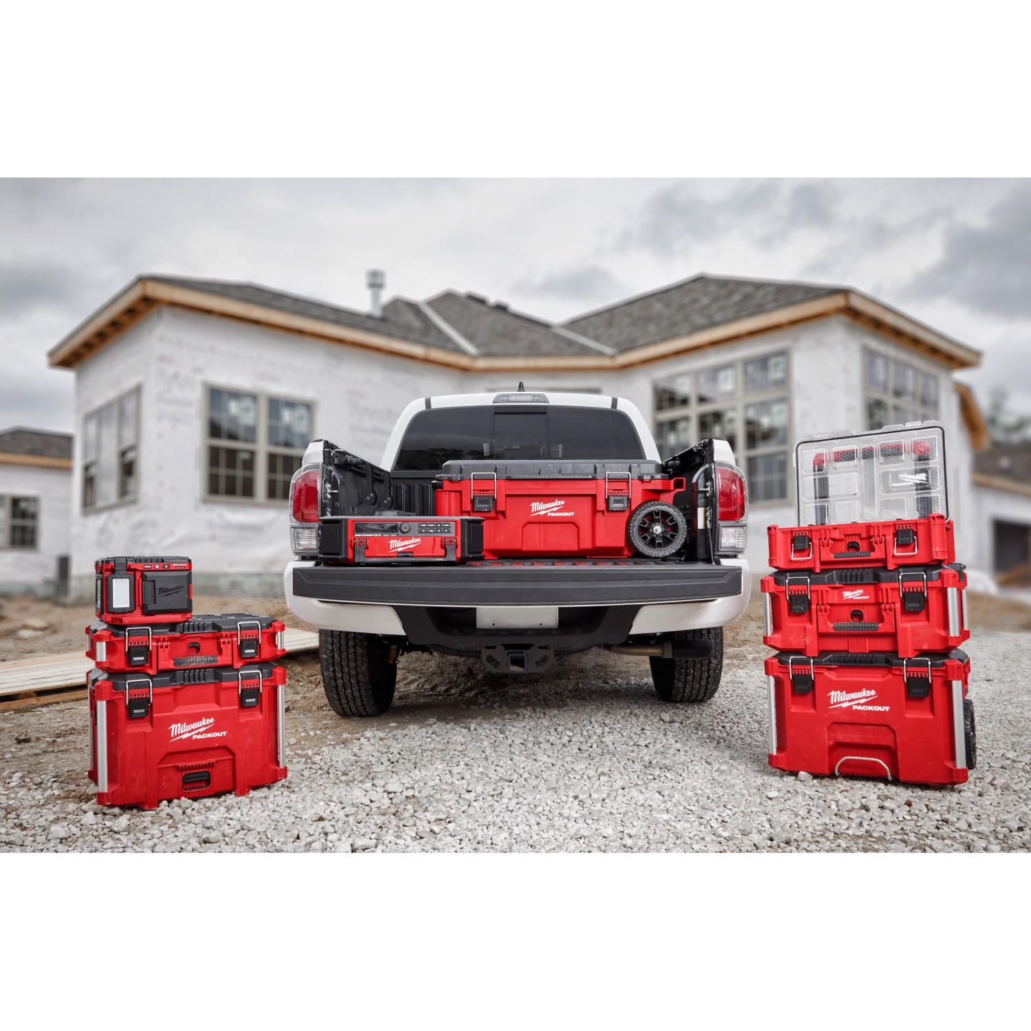 Milwaukee PACKOUT 22 in. XL Tool Box Black/Red