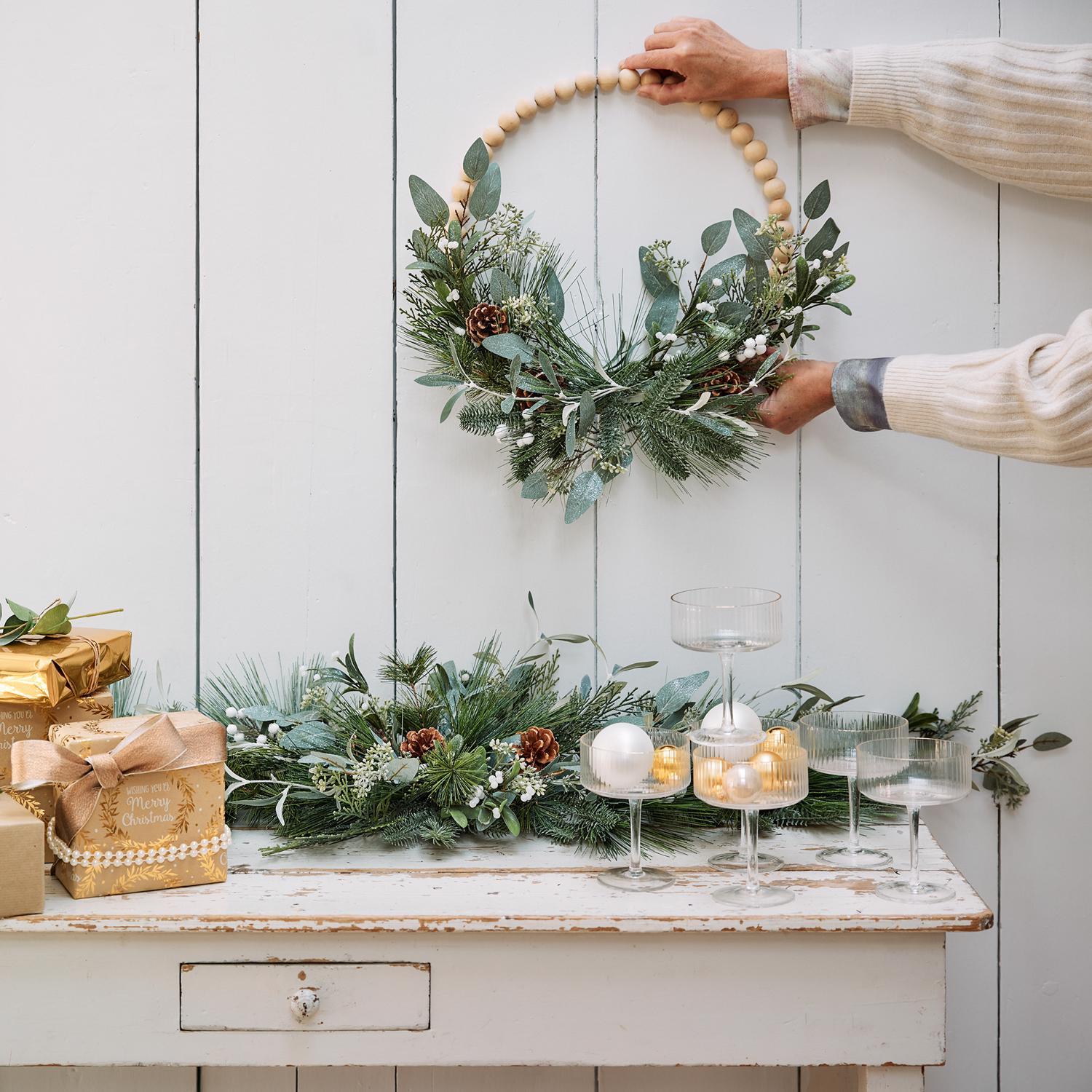 Decoris 15.75 in. D Modern Wreath