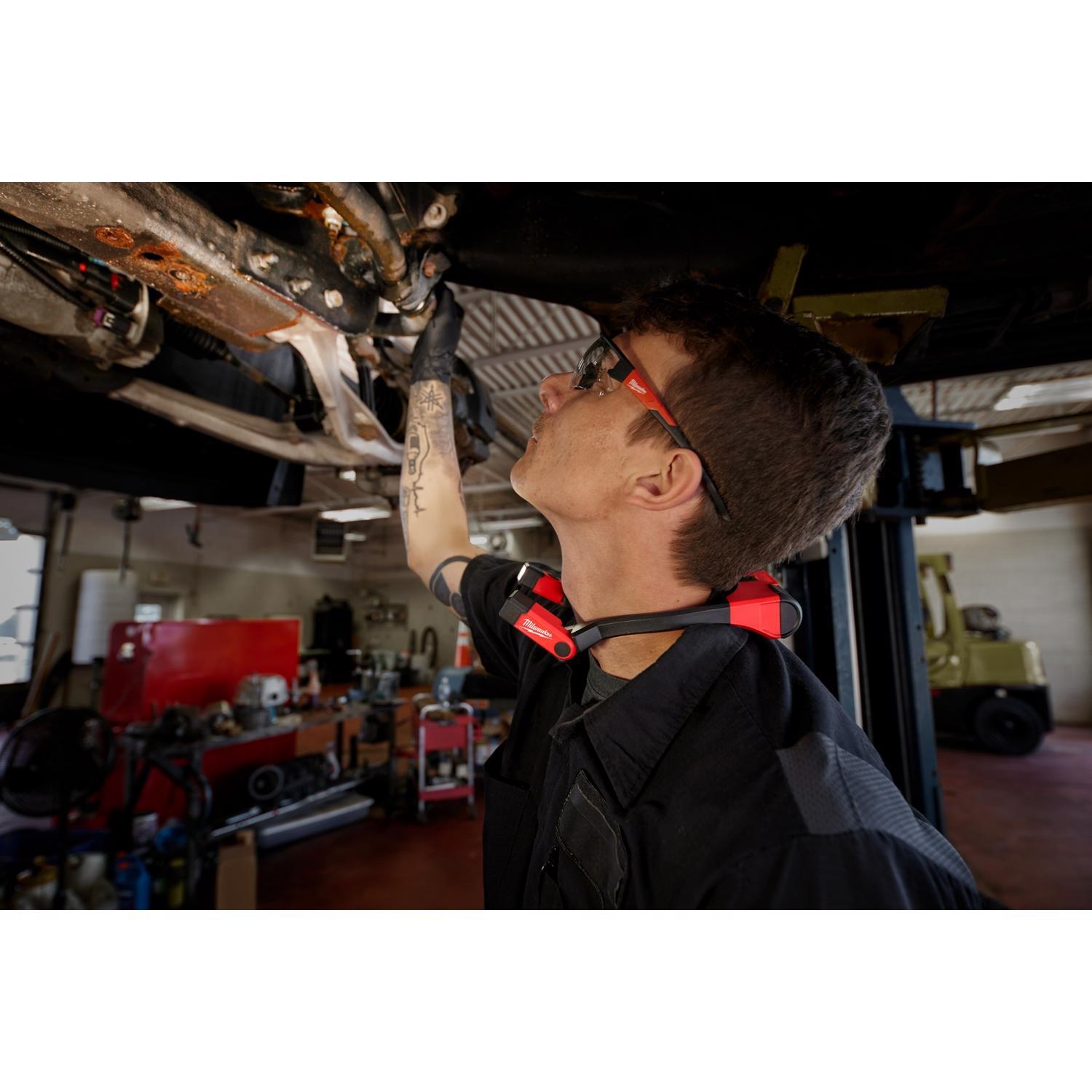 Milwaukee 400 lm Black/Red LED Rechargeable Neck Light