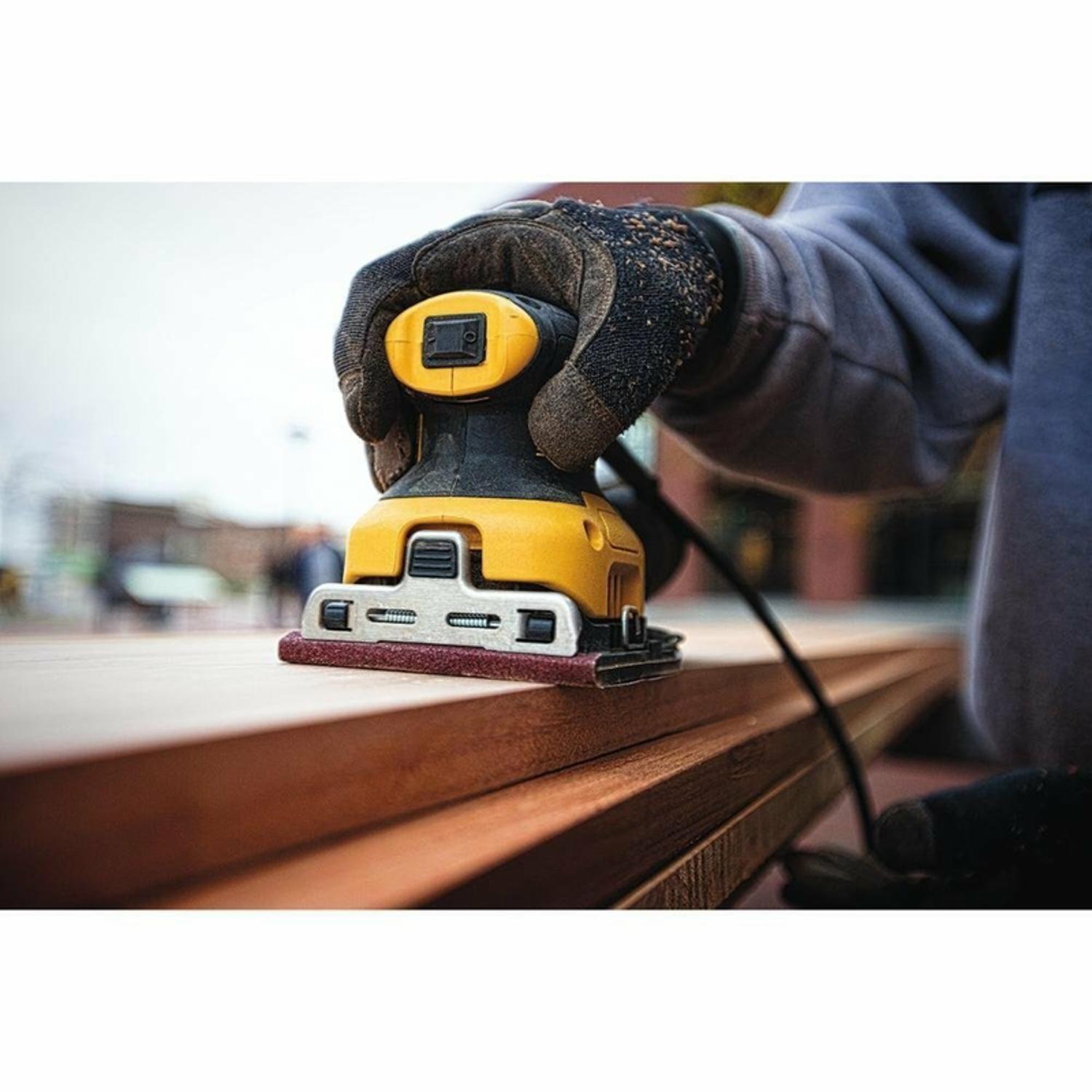 DeWalt Corded 2.3 amps 1/4 Sheet Sander